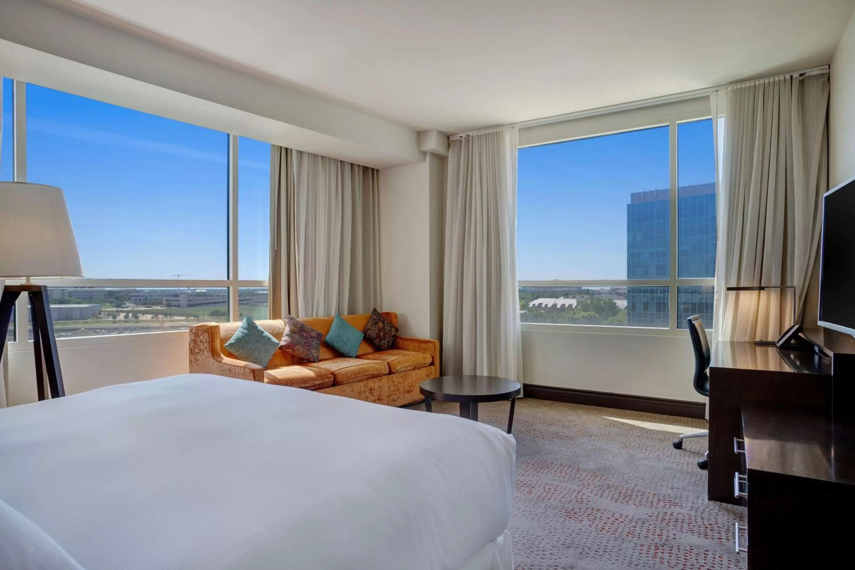 Living room, Bed in Hilton Dallas/Plano Granite Park