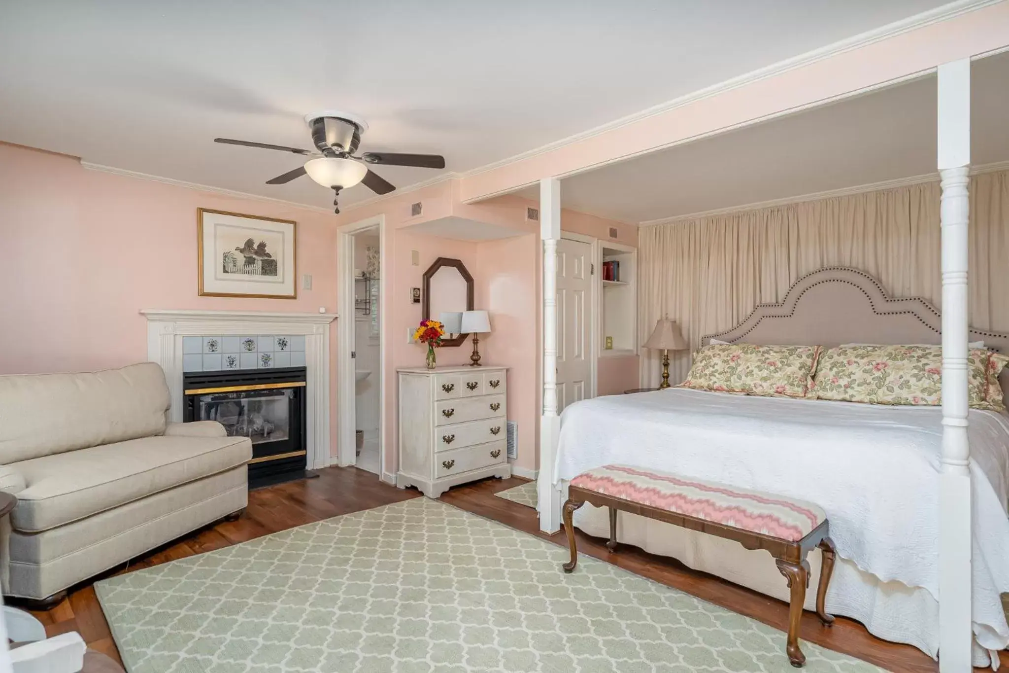 Photo of the whole room, Bed in Cedars of Williamsburg Bed & Breakfast