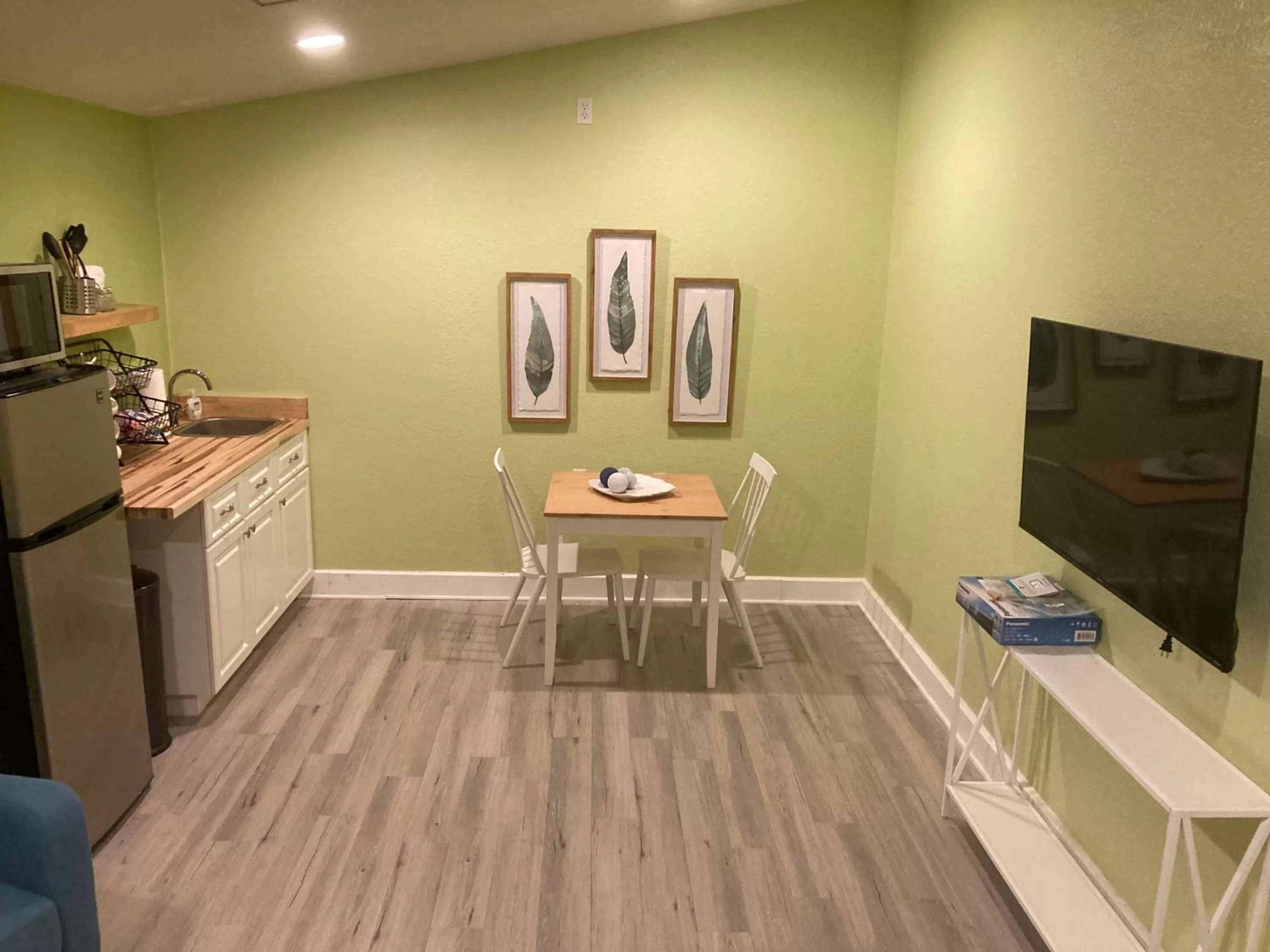 3Gulls Inn Ozona-Boutique Hotel-Steps from Restaurants & Brewery-SwimSpa Pool-Pet Friendly