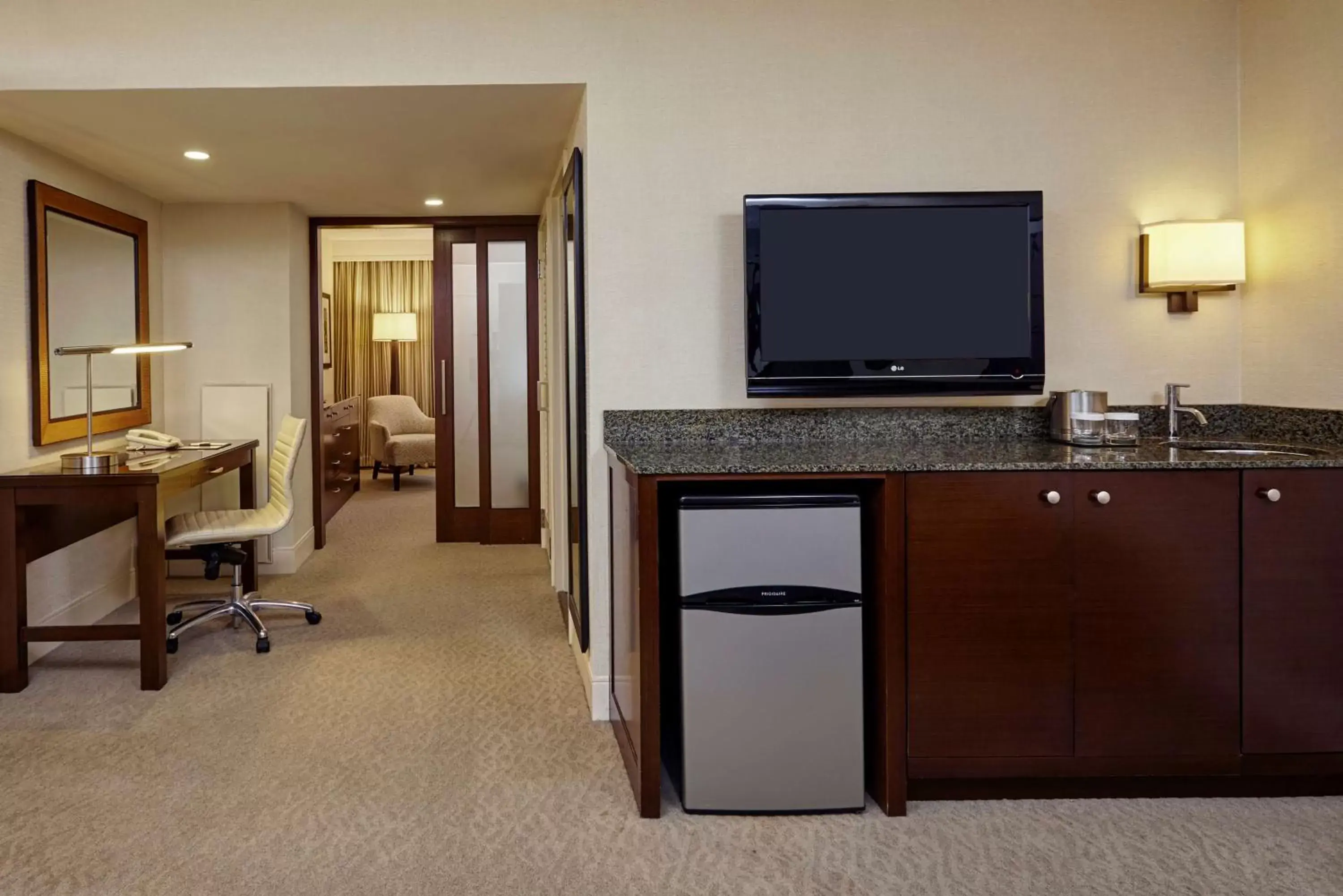 Kitchen or kitchenette, TV/Entertainment Center in DoubleTree by Hilton Washington DC – Crystal City