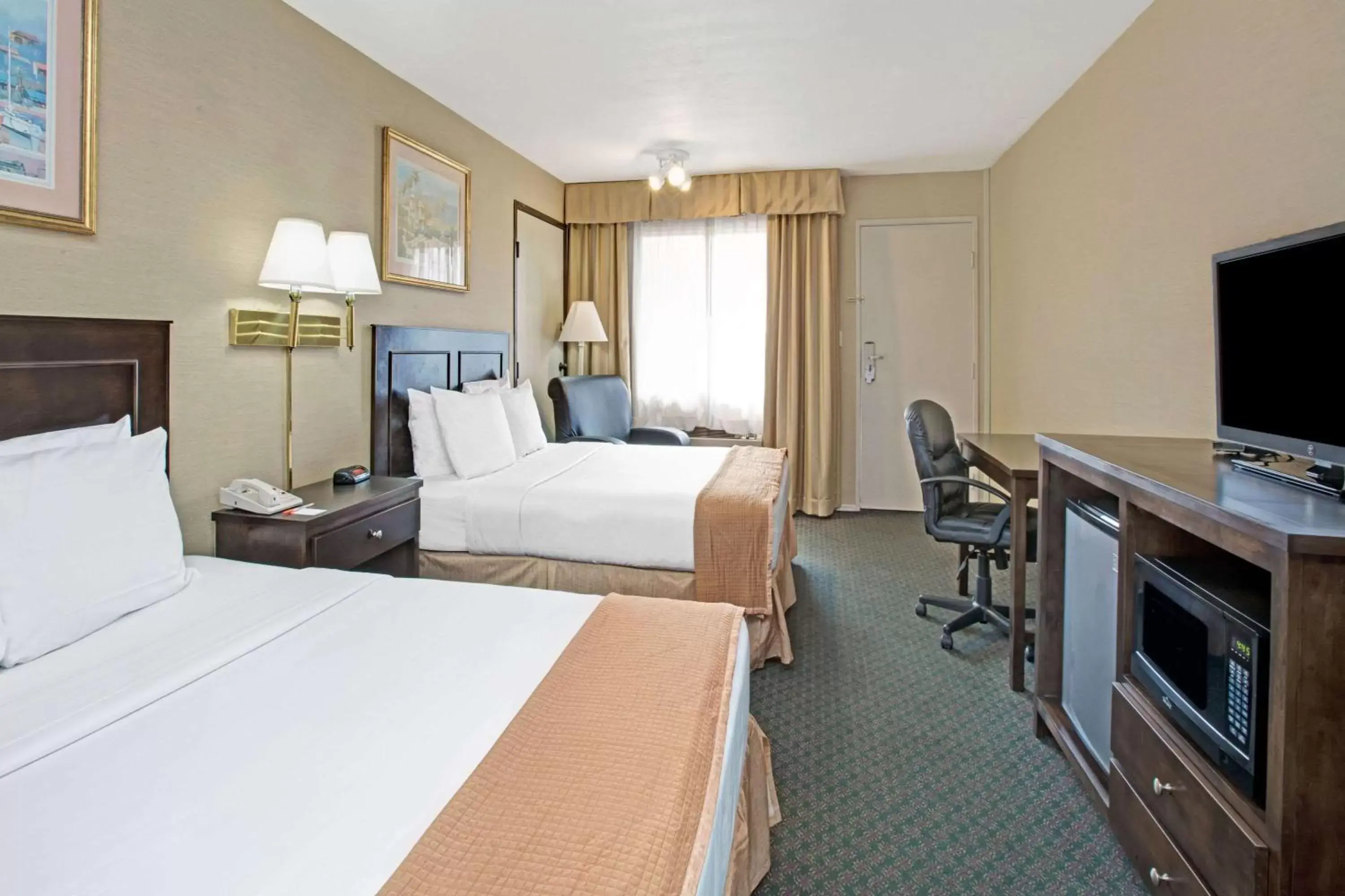 Photo of the whole room, Bed in Howard Johnson by Wyndham Torrance