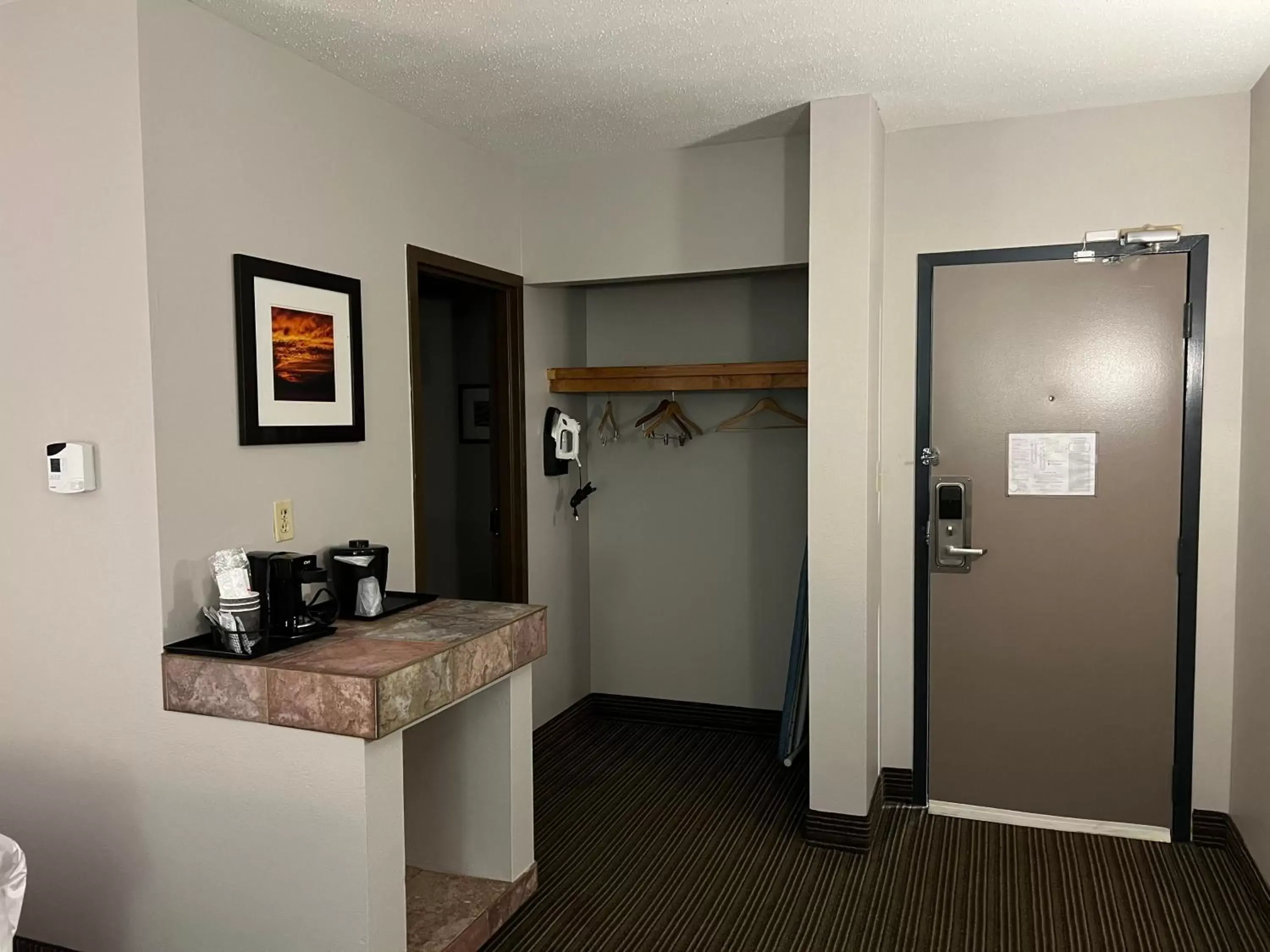 Kitchen/Kitchenette in Country Inn & Suites by Radisson, Battle Creek, MI