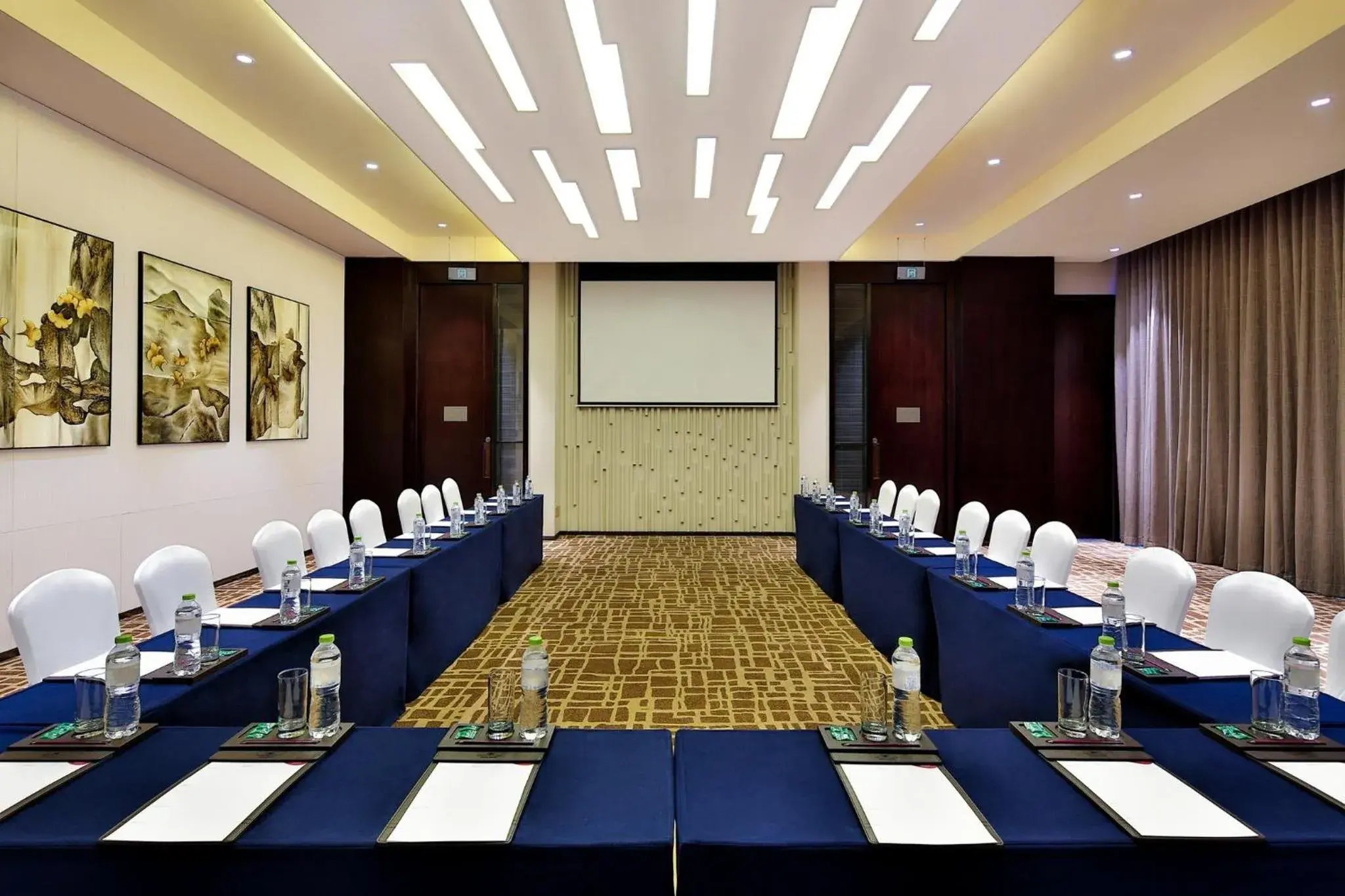 Meeting/conference room in Crowne Plaza Chengdu Wenjiang, an IHG Hotel