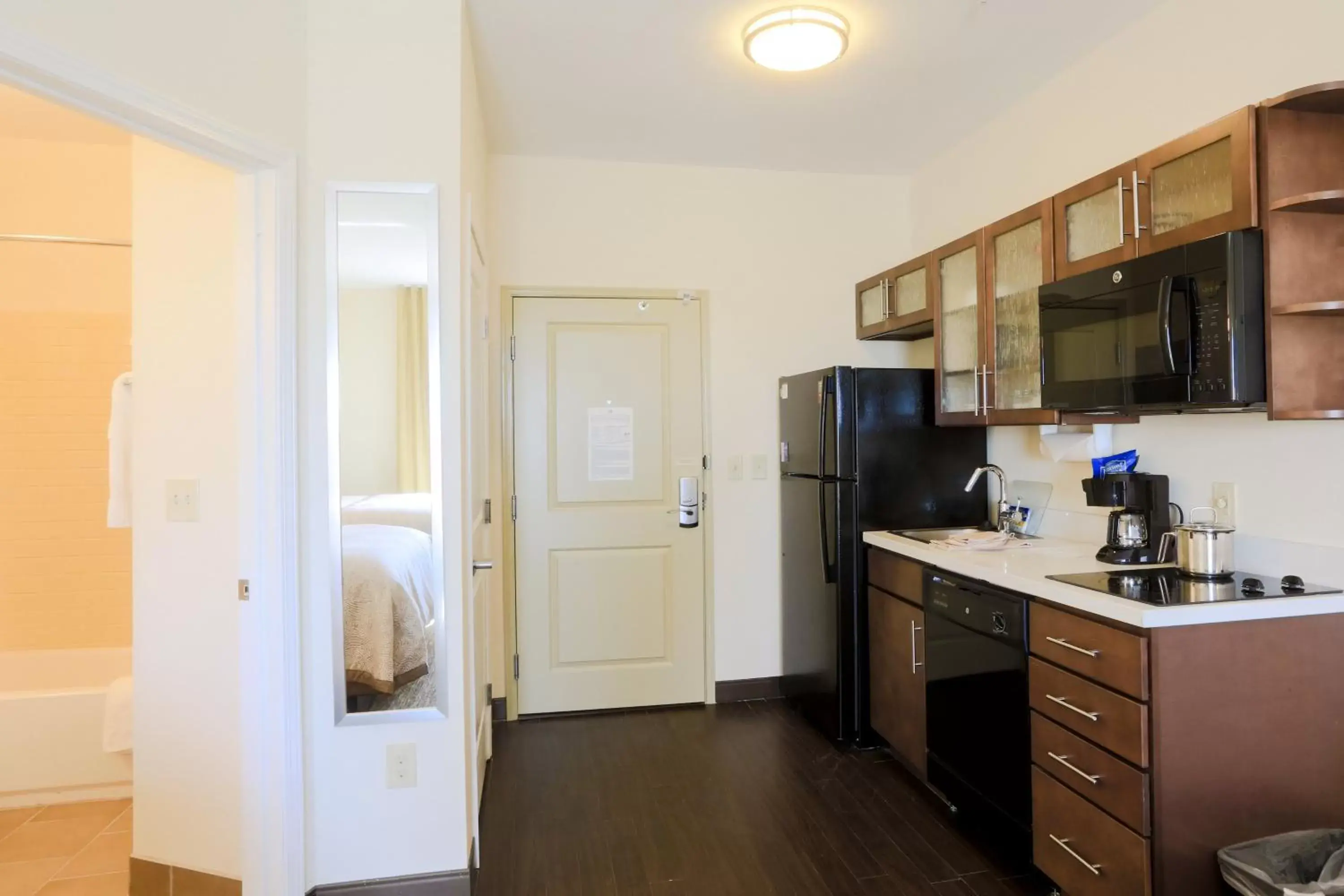 Photo of the whole room, Kitchen/Kitchenette in Candlewood Suites Auburn, an IHG Hotel