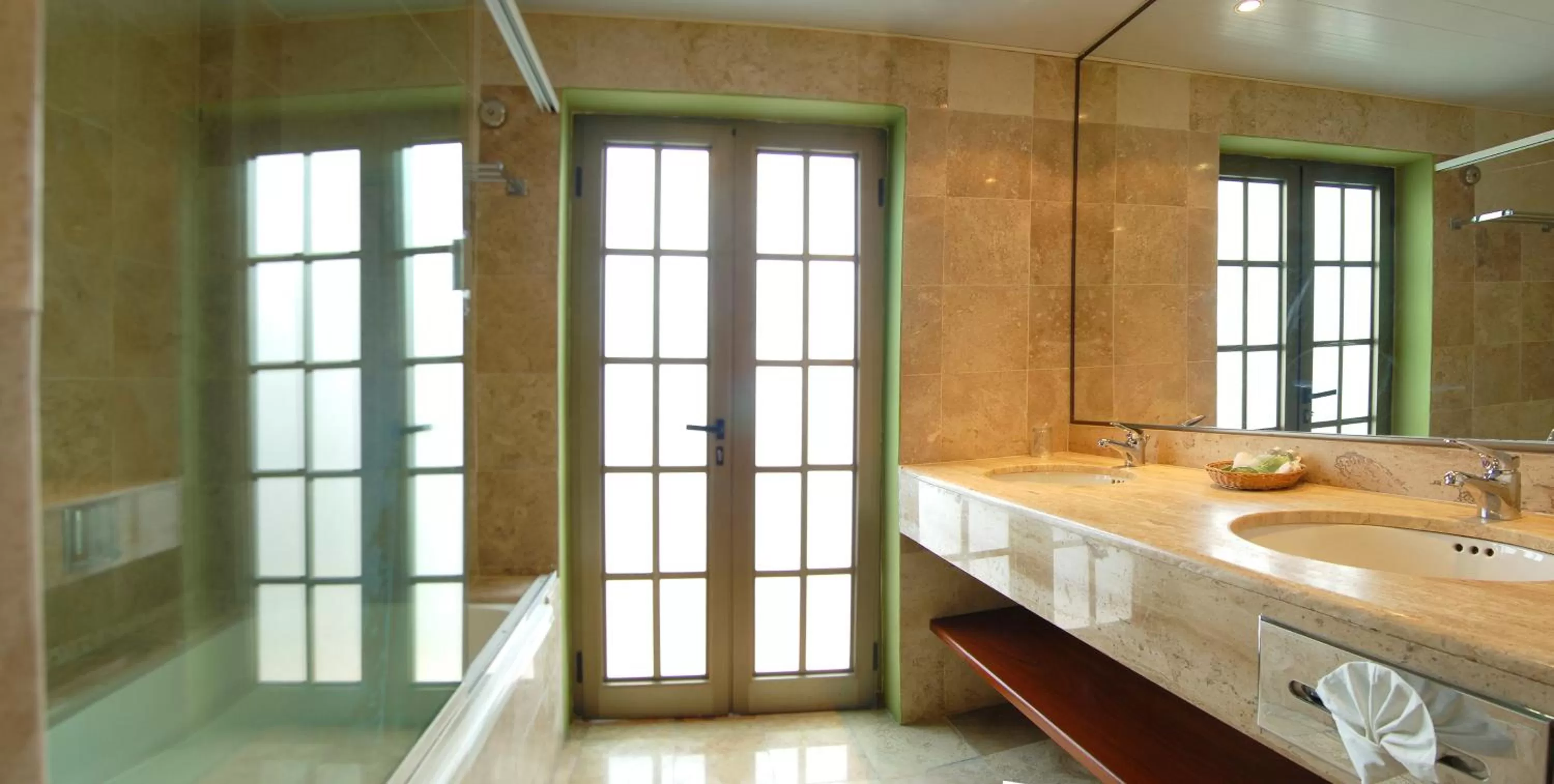 Bathroom in Hotel Los Itzaes by 5th av