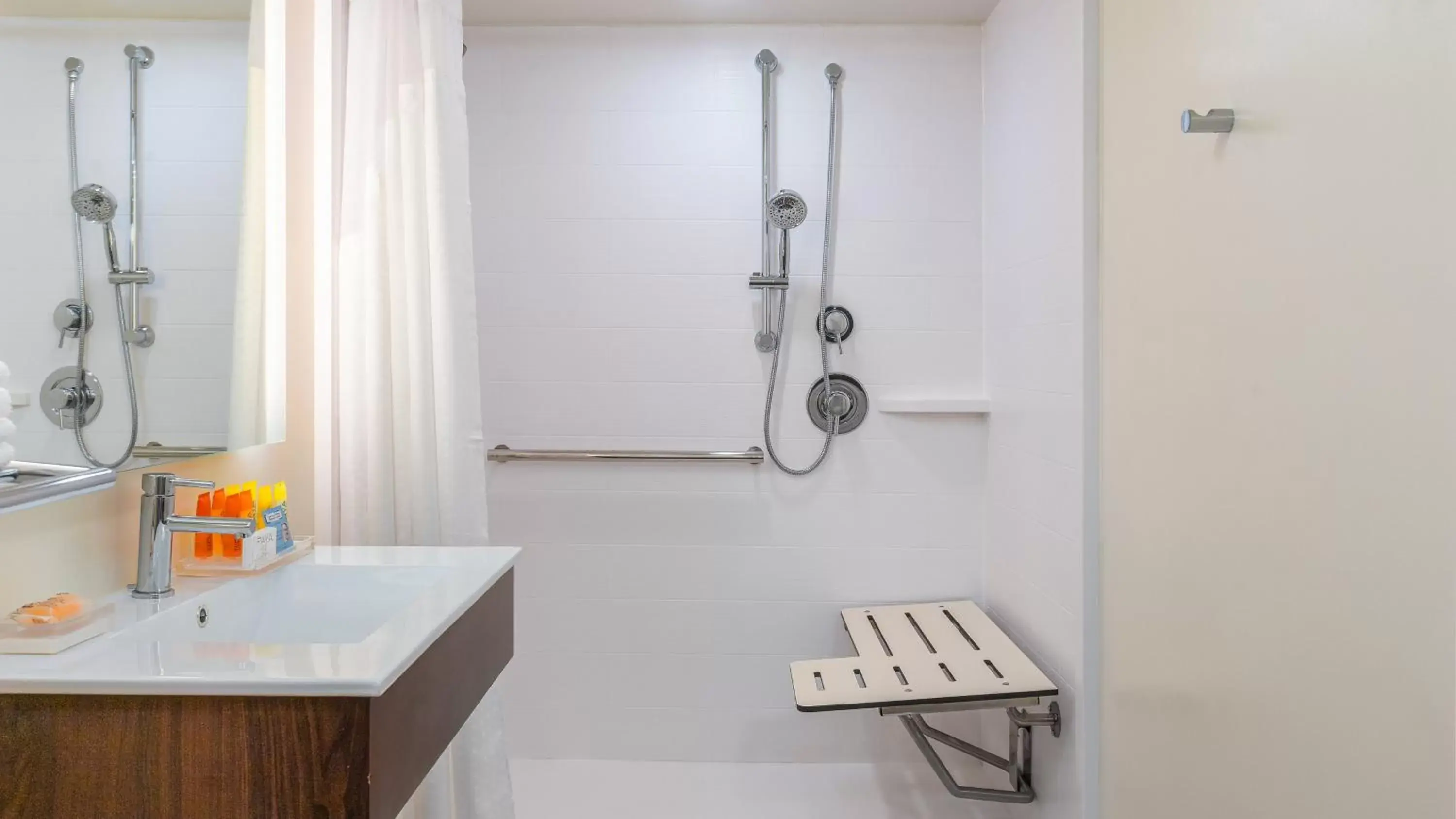 Photo of the whole room, Bathroom in Holiday Inn Resort Panama City Beach - Beachfront, an IHG Hotel