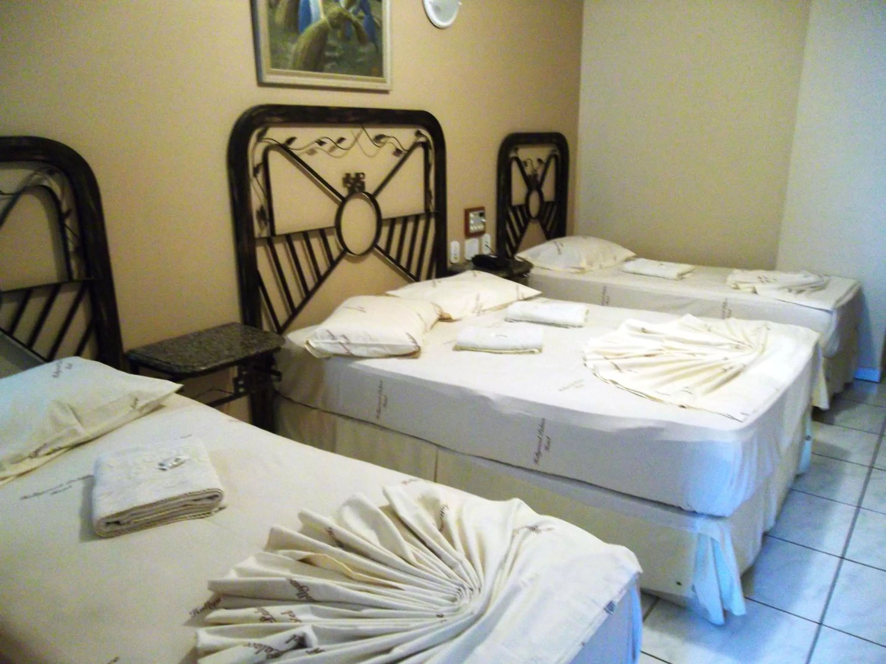 Photo of the whole room, Bed in Hollywood Palace Hotel