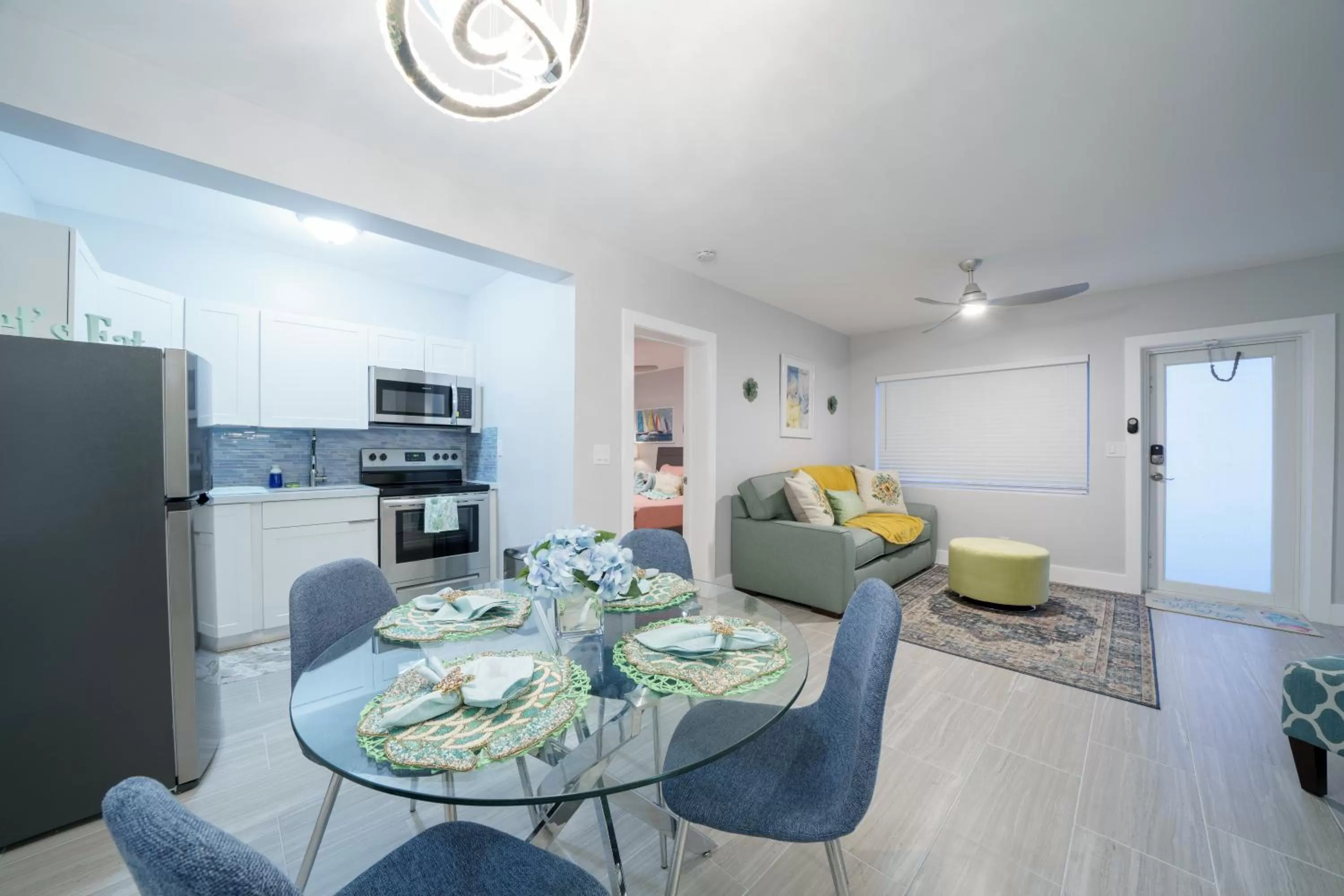 Dining area in The Surf Hollywood Beach