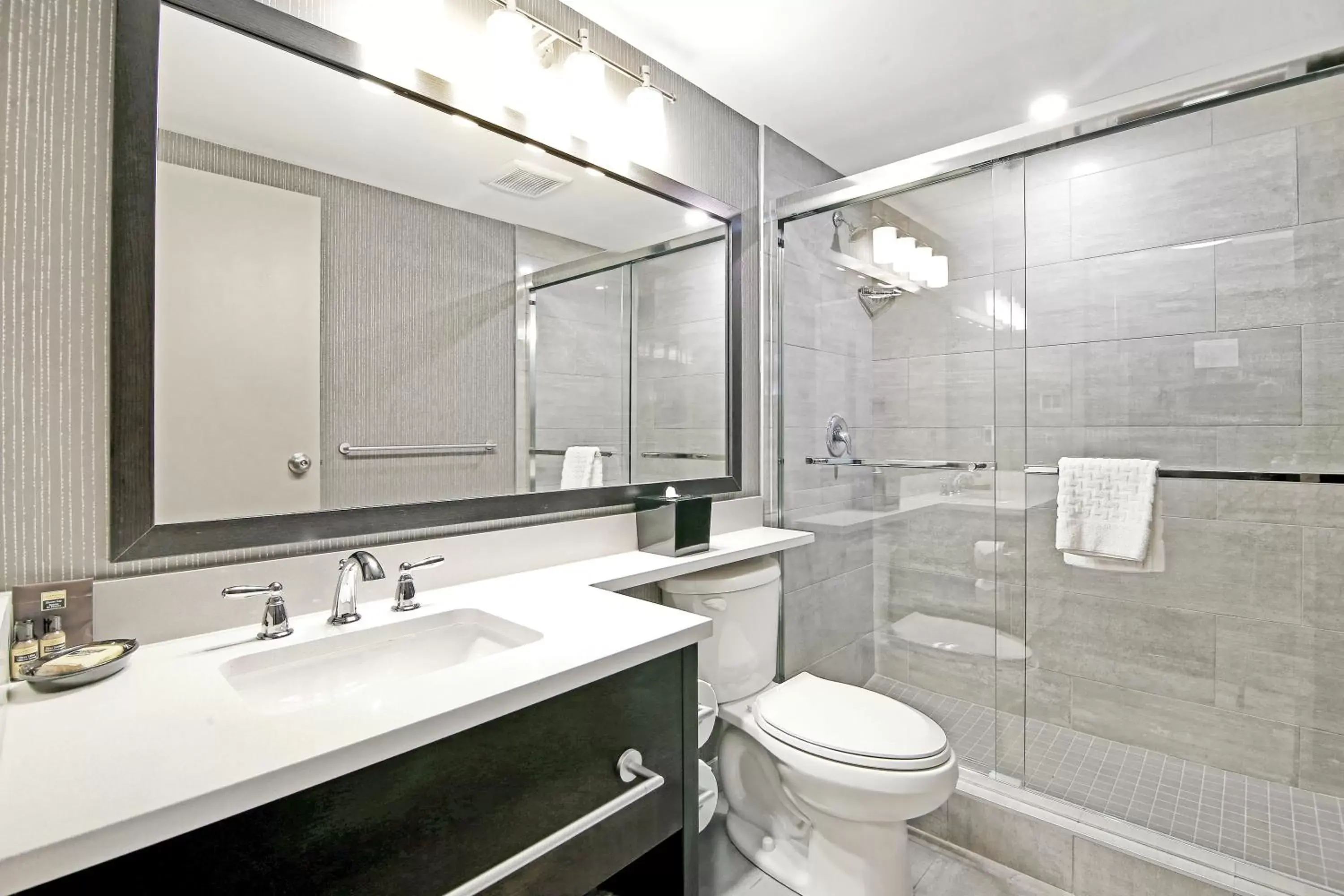 Shower, Bathroom in Best Western Plus Siding 29 Lodge