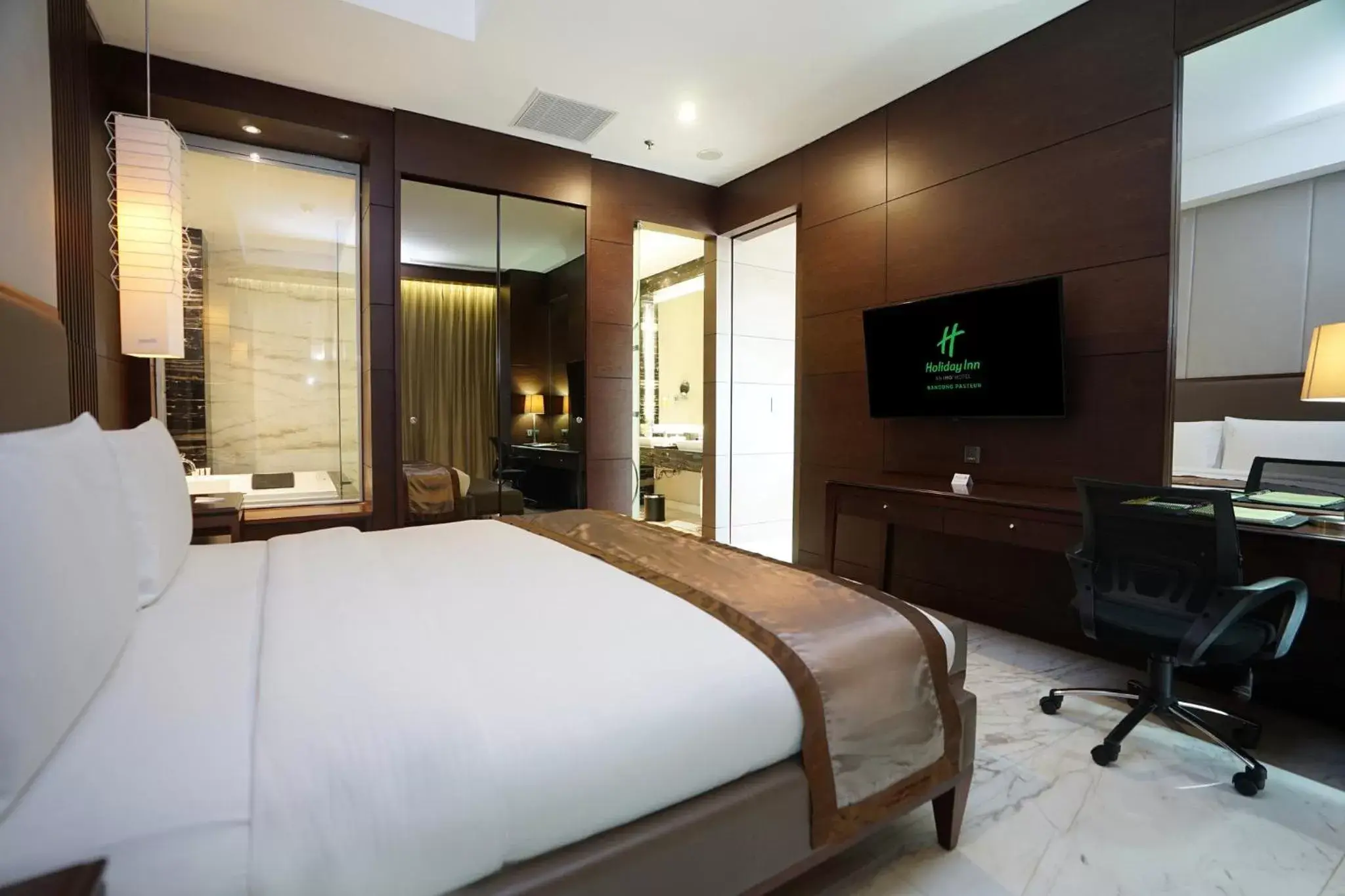 Photo of the whole room, TV/Entertainment Center in Holiday Inn Bandung Pasteur, an IHG Hotel