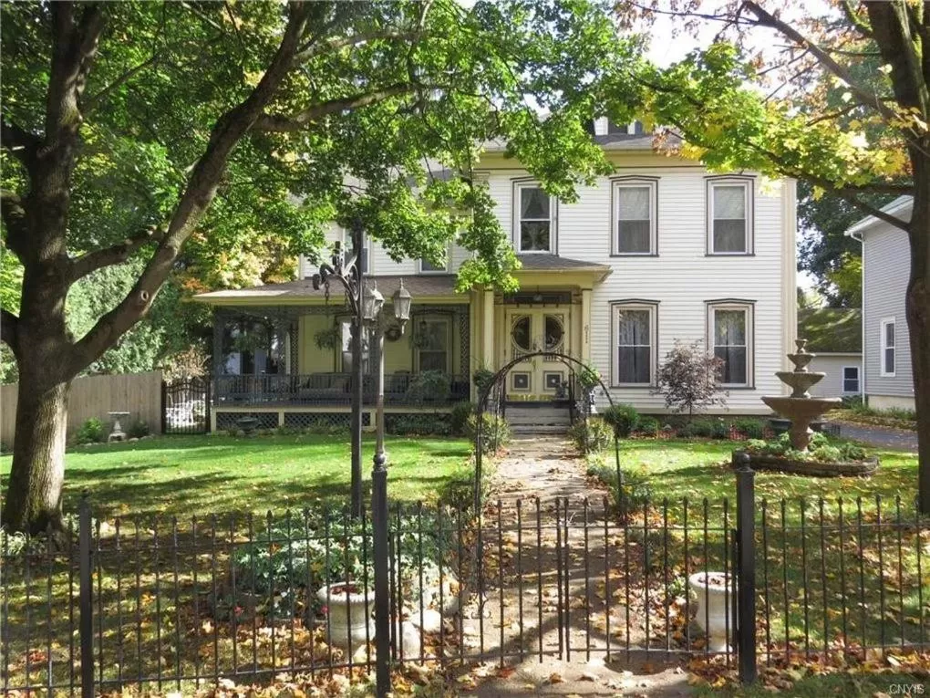 Property Building in Raindrops On Roses Bed & Breakfast