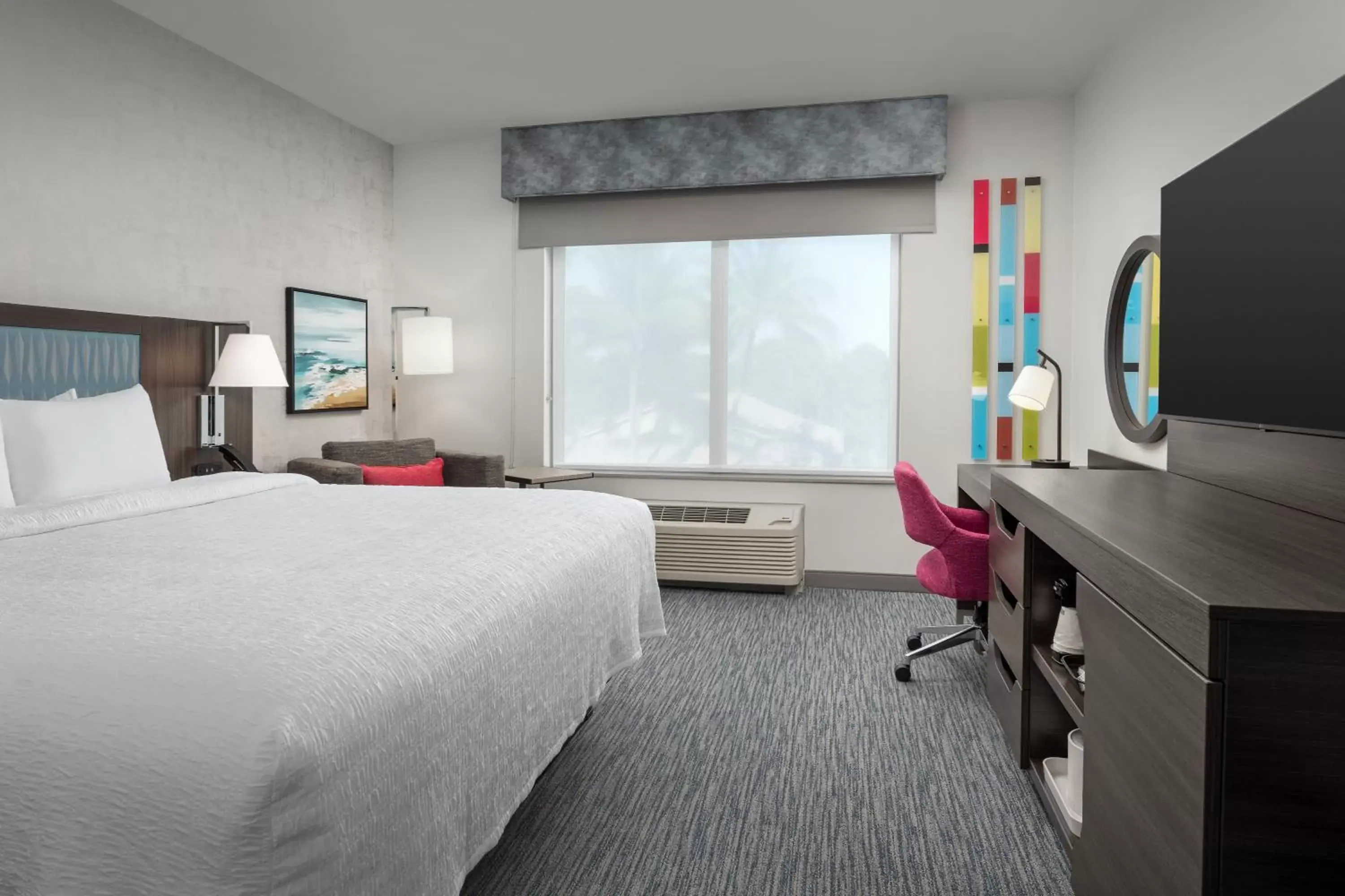 Bedroom, TV/Entertainment Center in Hampton Inn Delray Beach