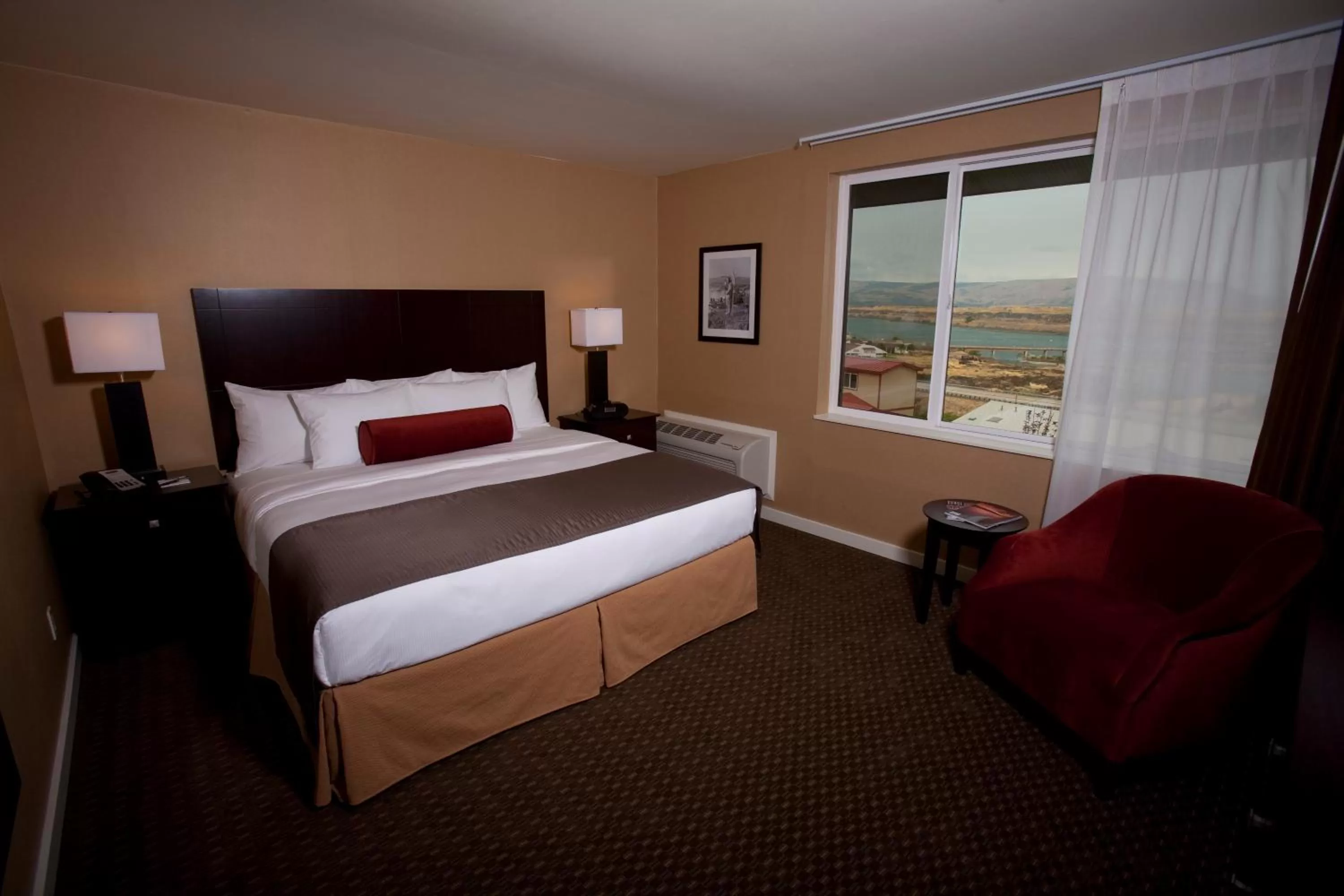 Photo of the whole room, Bed in Celilo Inn