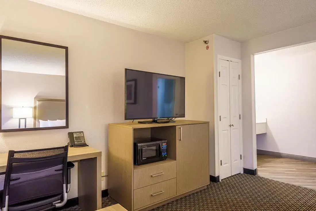 Deluxe King Room - Non-Smoking in Wingate by Wyndham Brunswick
