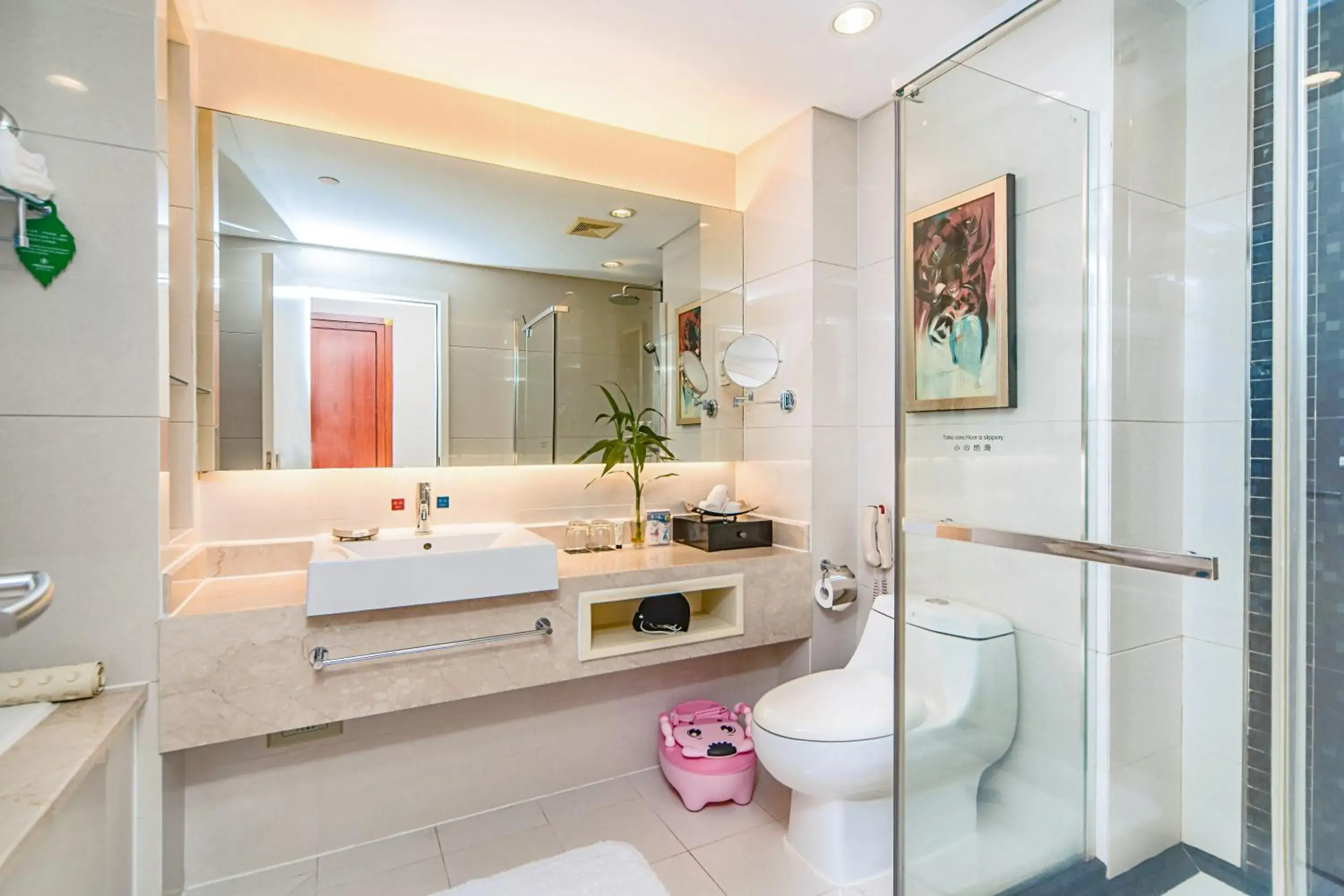 Shower, Bathroom in Haikou Mingguang Shengyi Hotel (Previous Mingguang International Hotel)