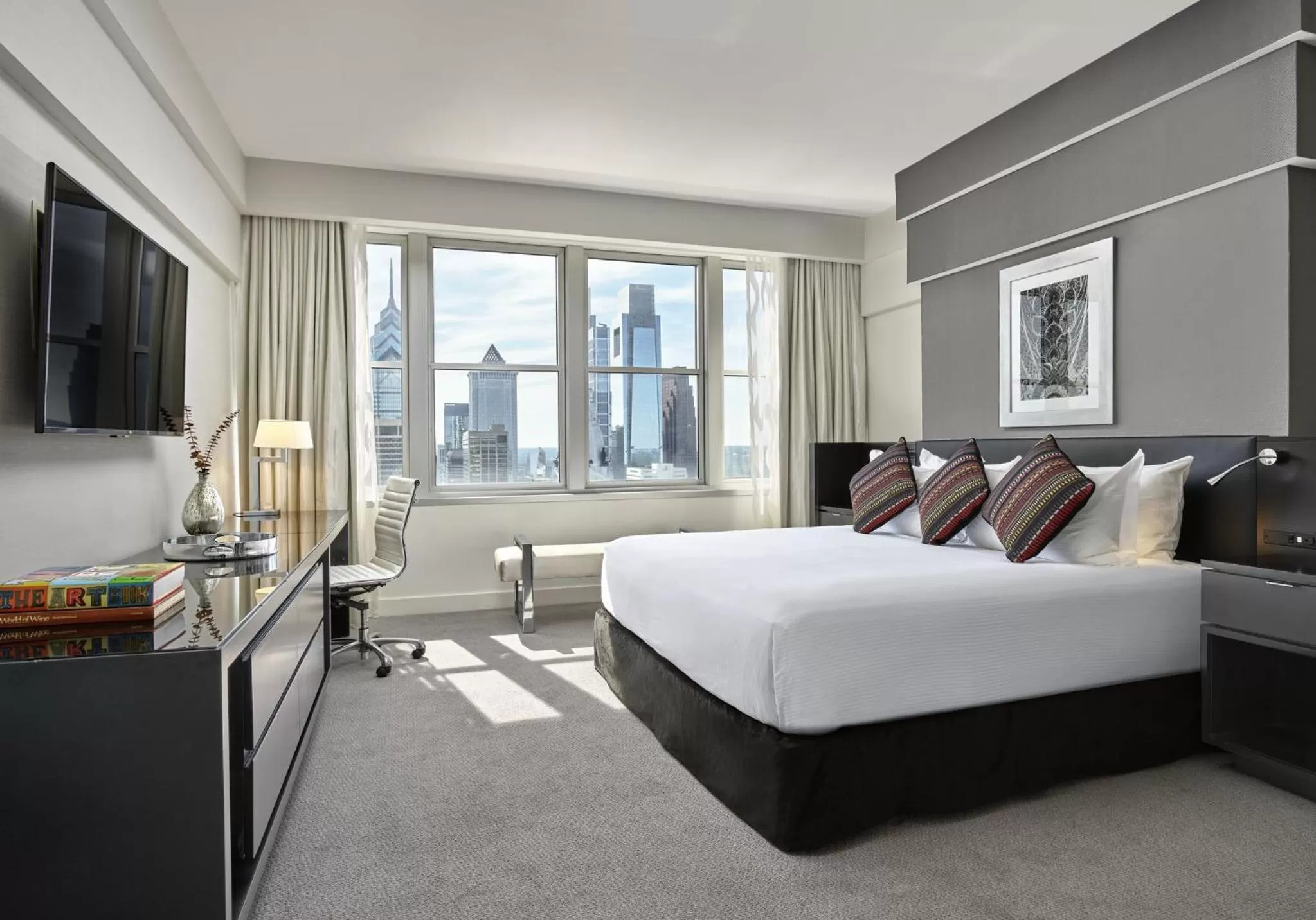 Photo of the whole room, Bed in Loews Philadelphia Hotel