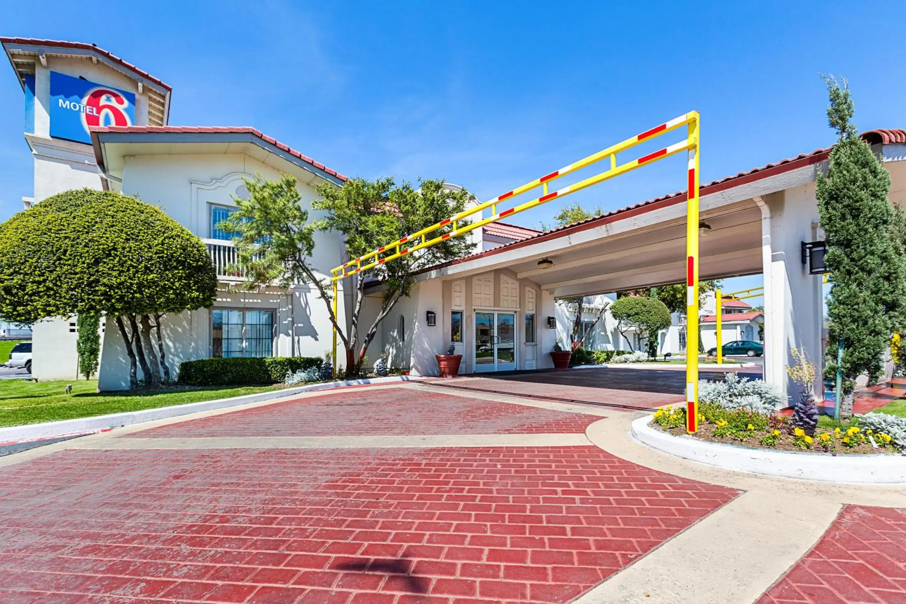 Facade/entrance, Property Building in Motel 6-Dallas, TX - Market Center