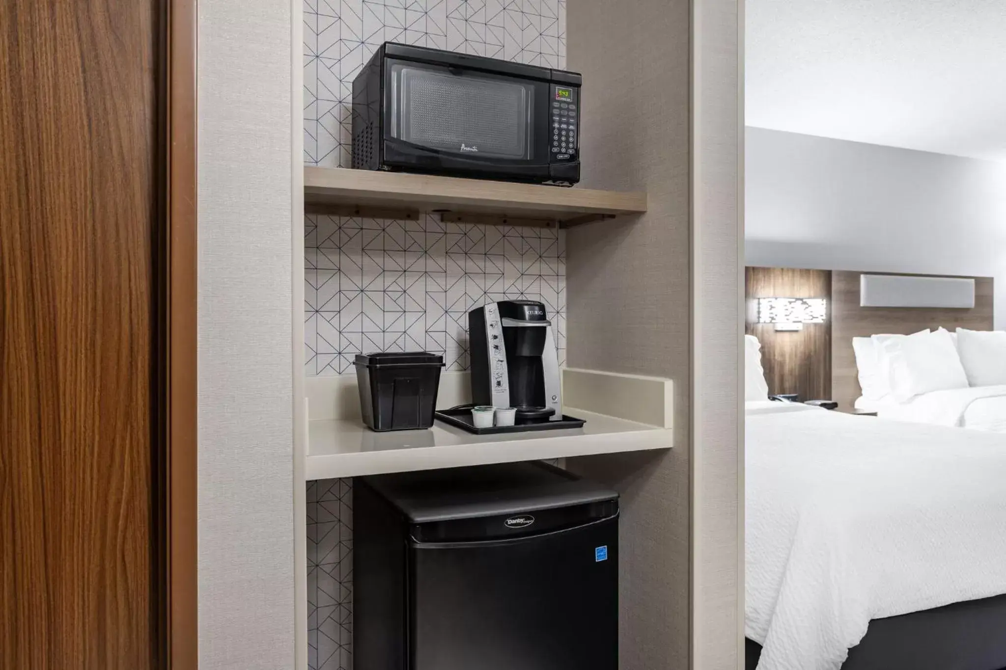 Photo of the whole room, Kitchen/Kitchenette in Holiday Inn Express Hotel & Suites-St. Paul, an IHG Hotel