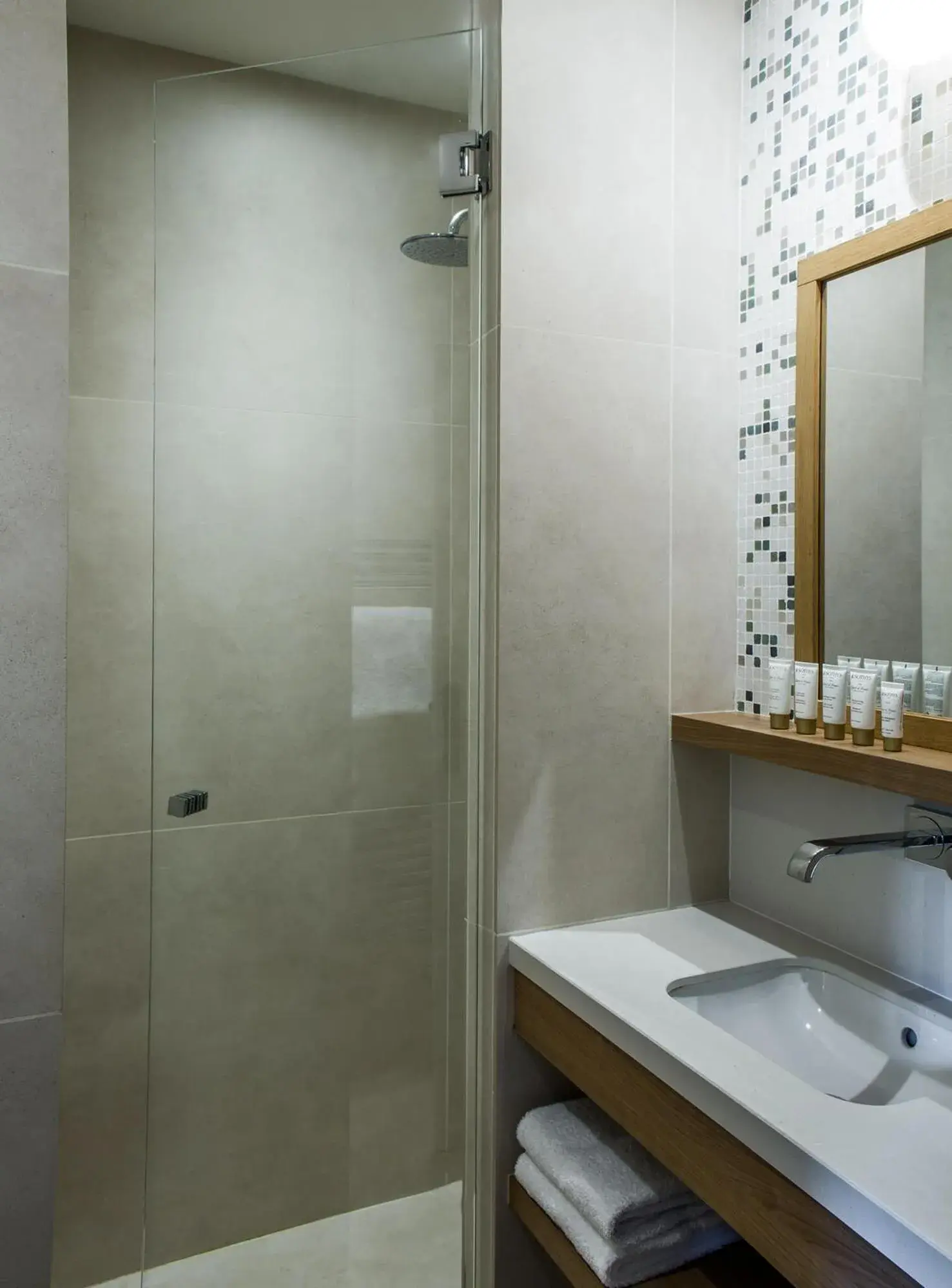 Shower, Bathroom in Le Pigonnet - Esprit de France