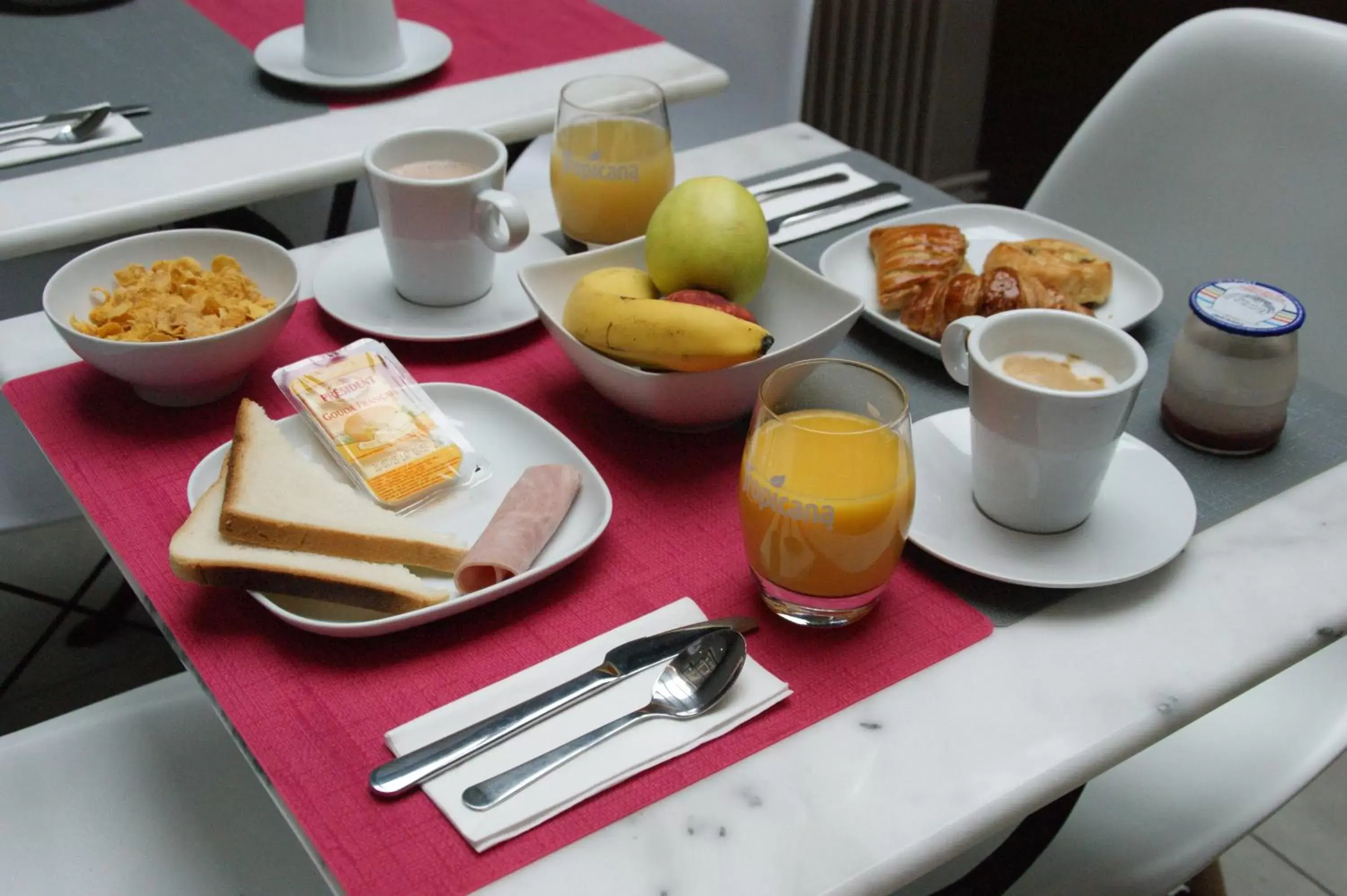 Continental breakfast in Acropolis Hotel Paris Boulogne