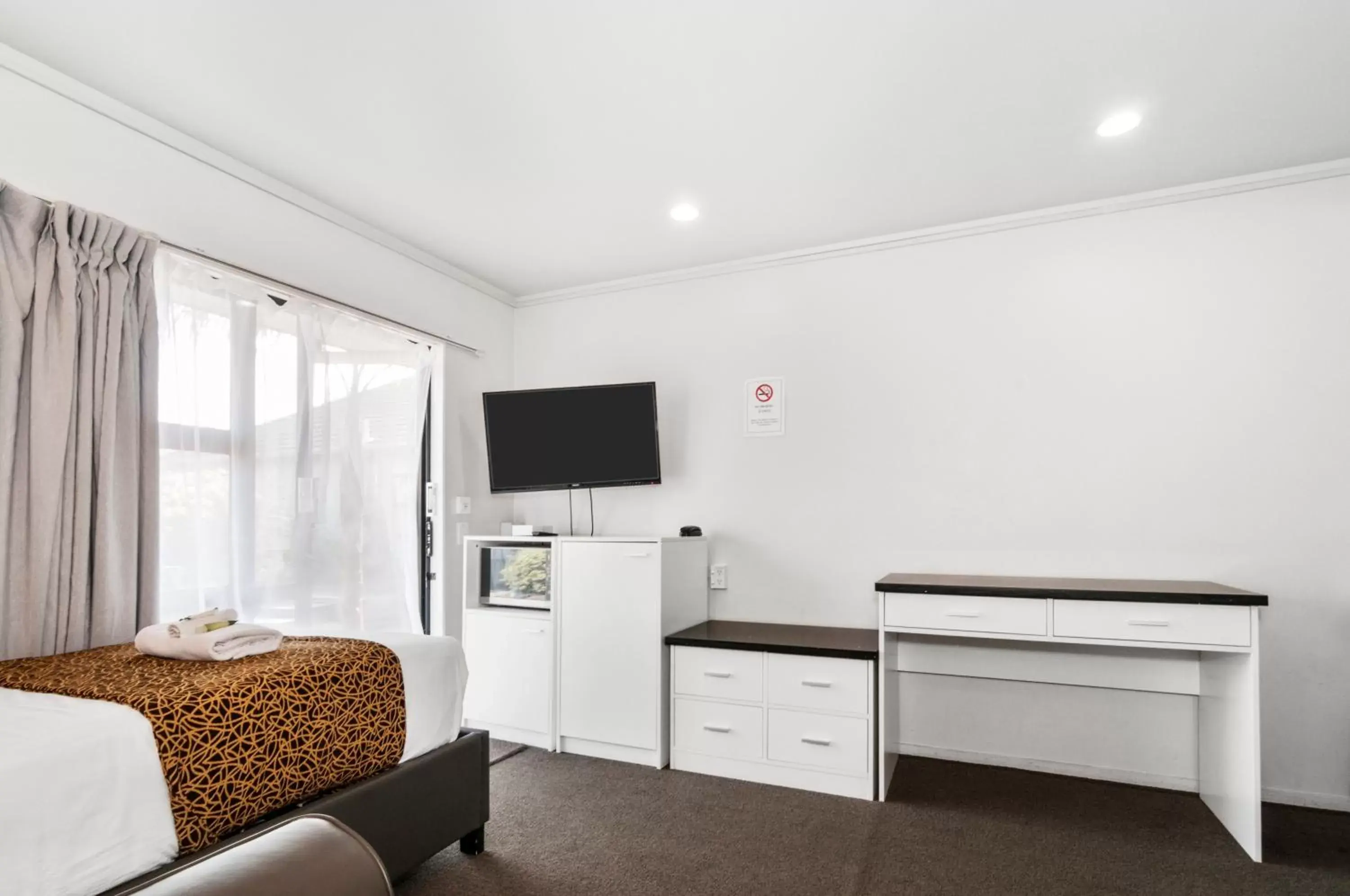 Seating area, TV/Entertainment Center in Auckland Airport Motel