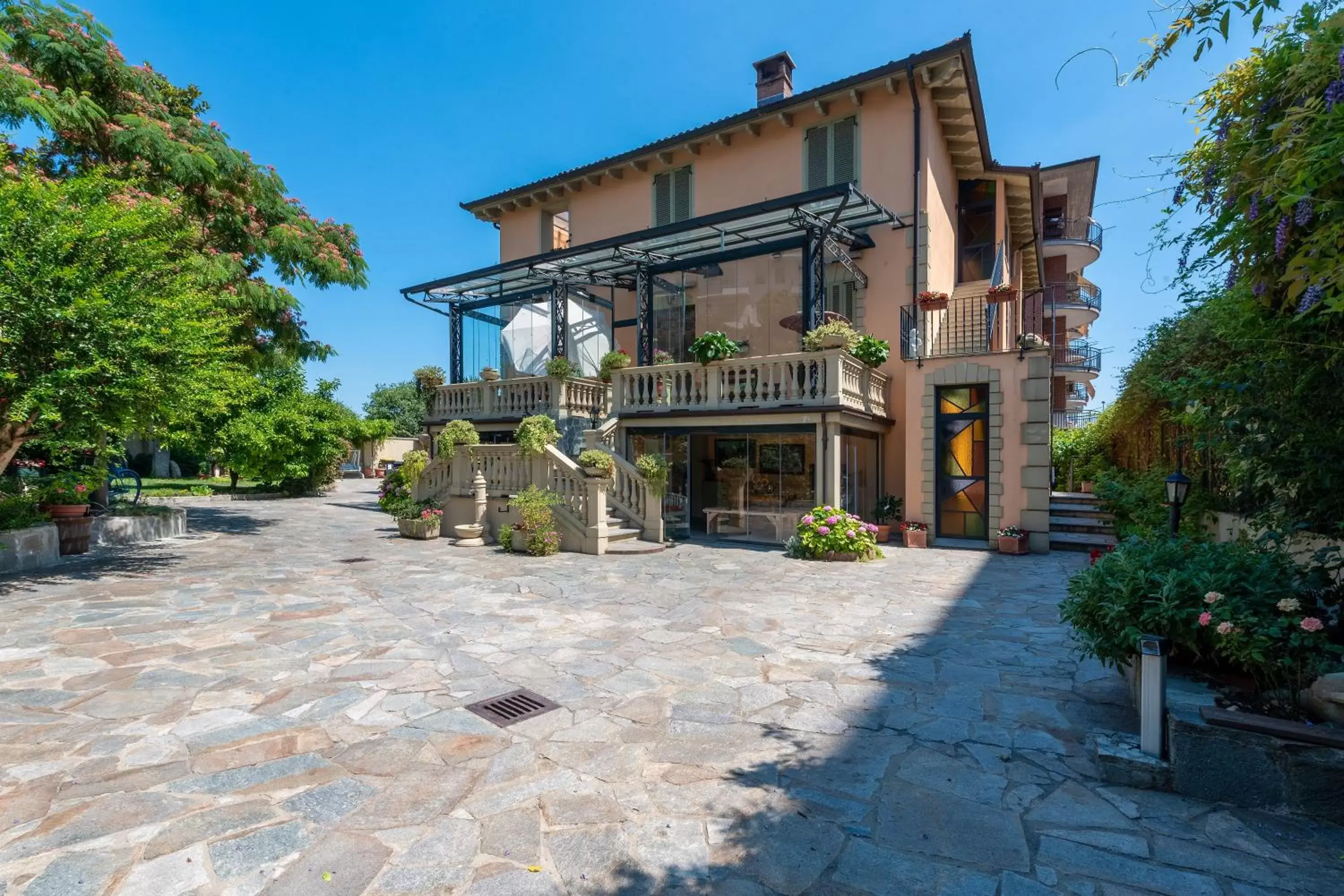 Facade/entrance, Property Building in Villa Mery