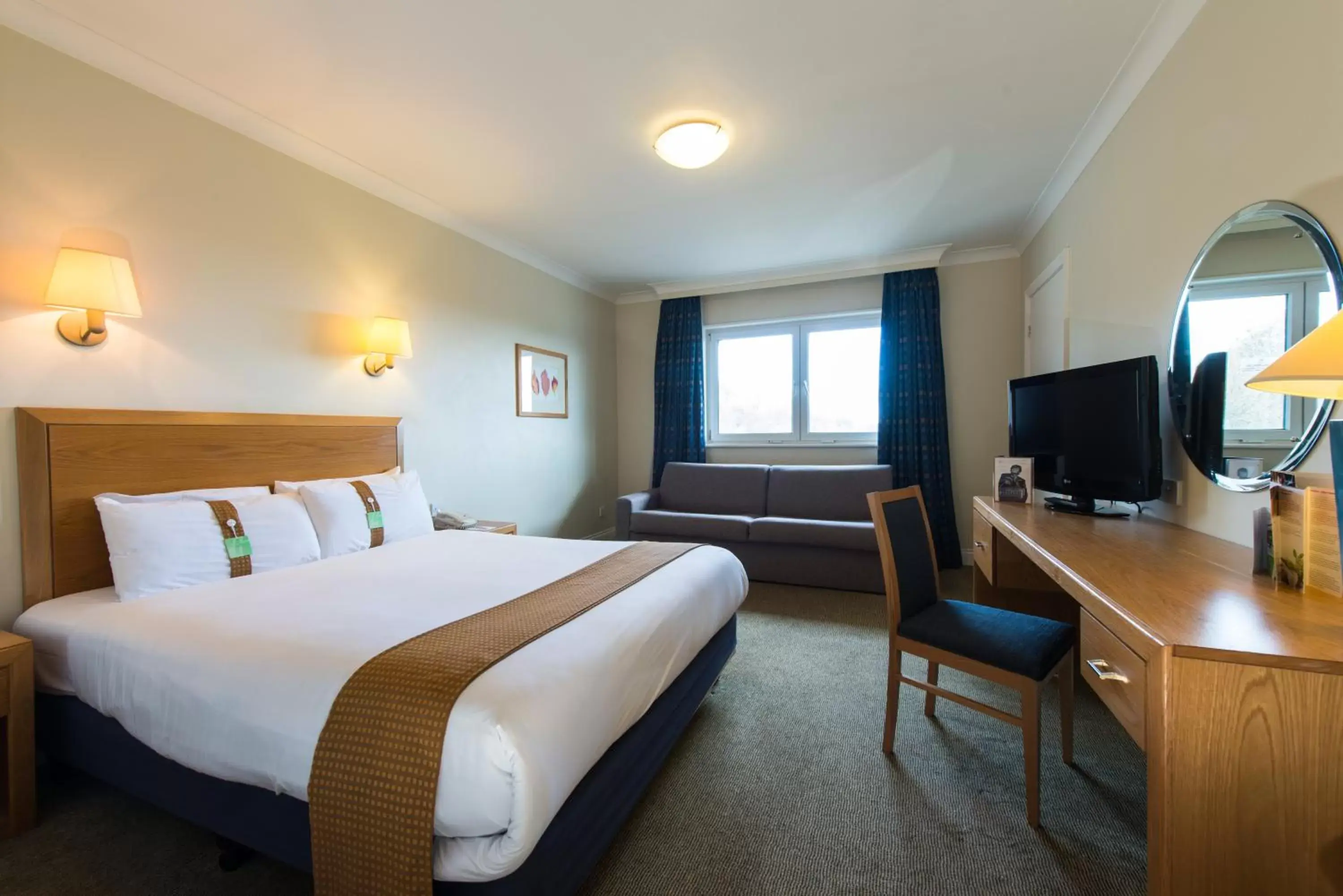 Bed, TV/Entertainment Center in Holiday Inn Edinburgh Zoo, an IHG Hotel