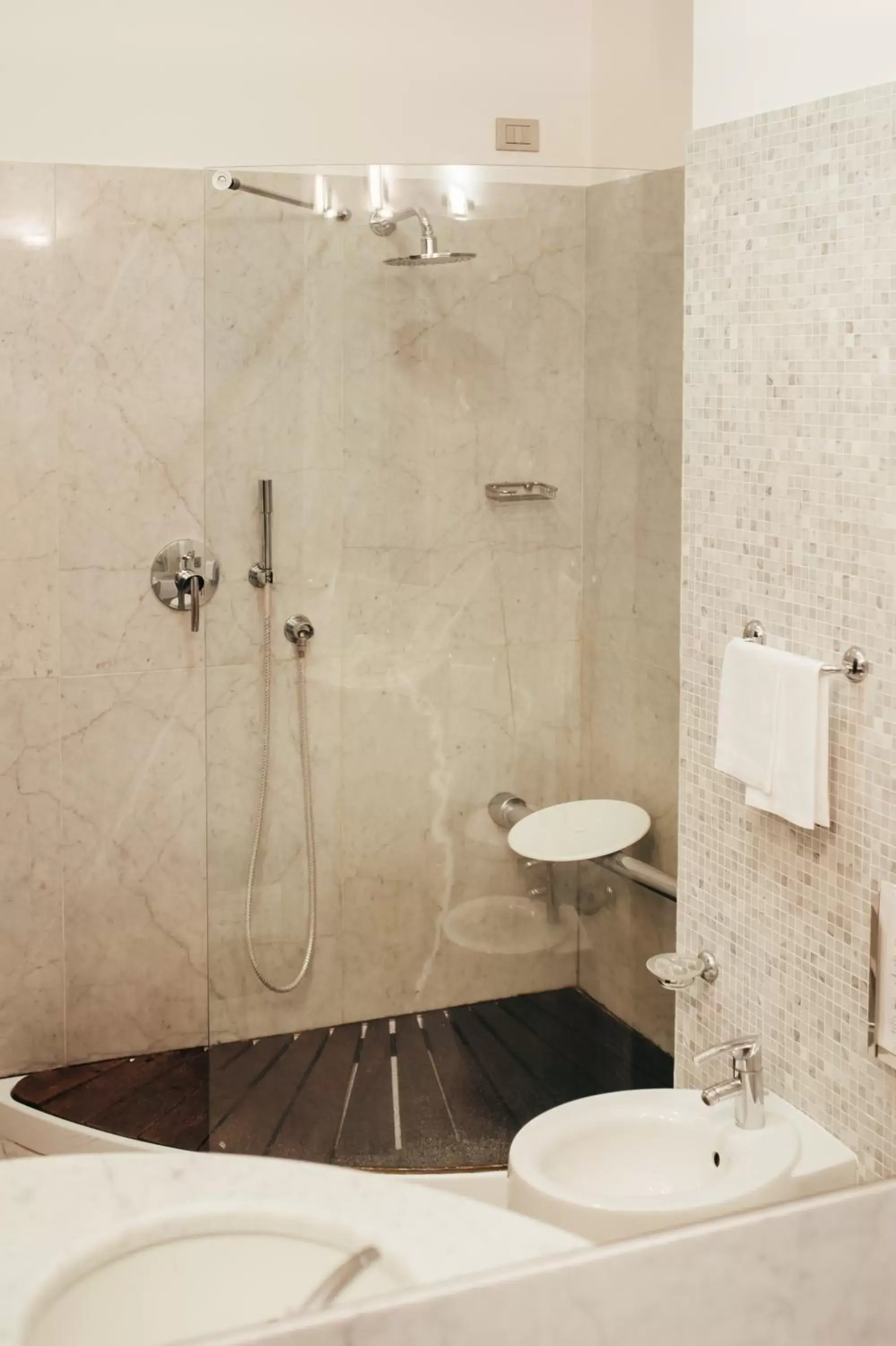 Shower, Bathroom in Hotel Porta Felice & Spa