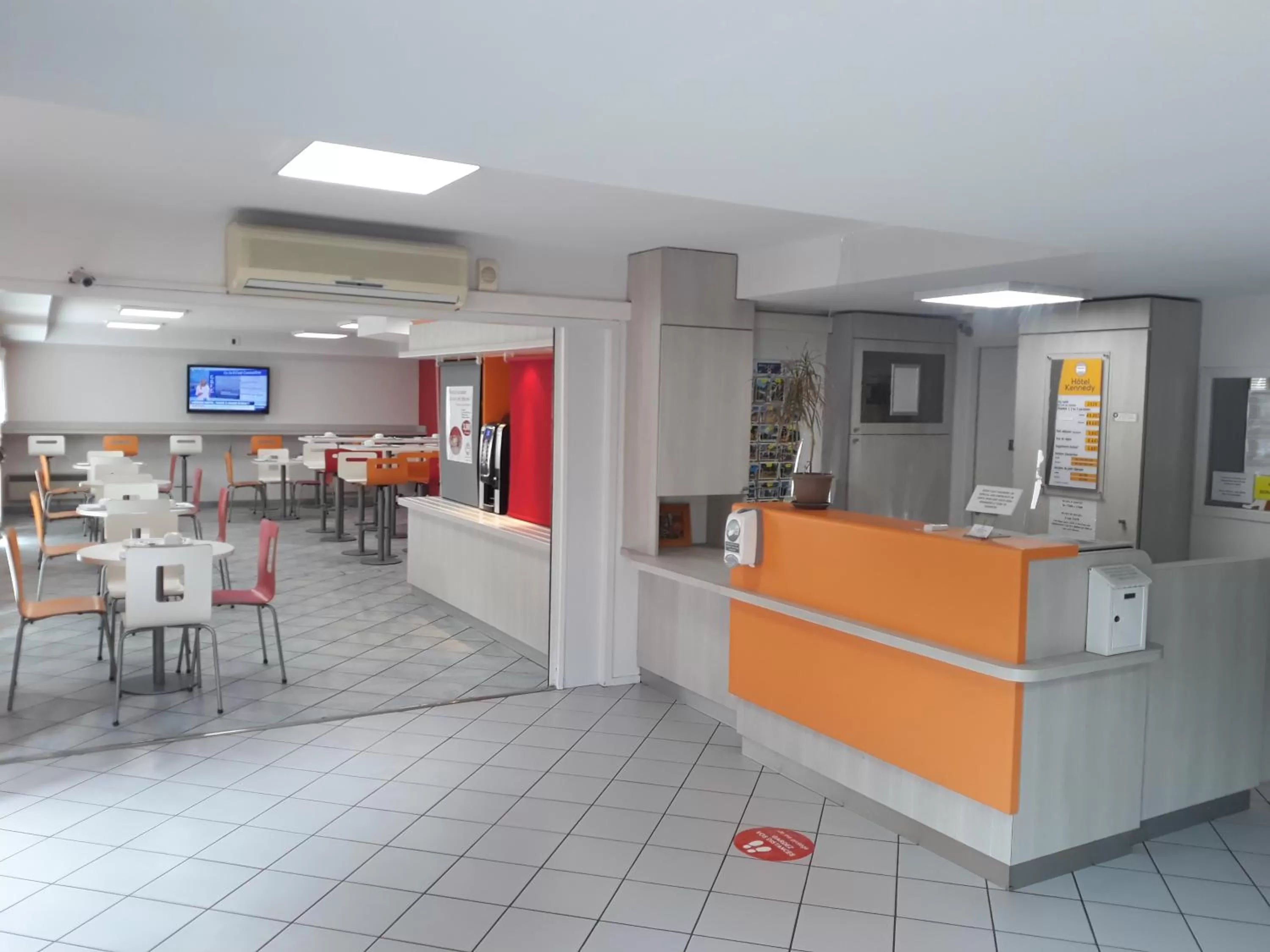 Continental breakfast in Hôtel Kennedy Parc des Expositions