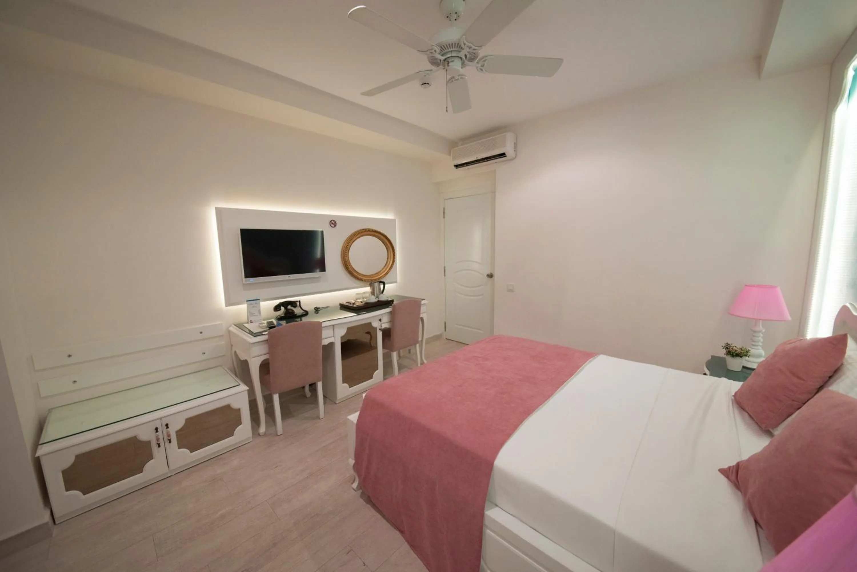 Photo of the whole room in Montebello Deluxe Hotel