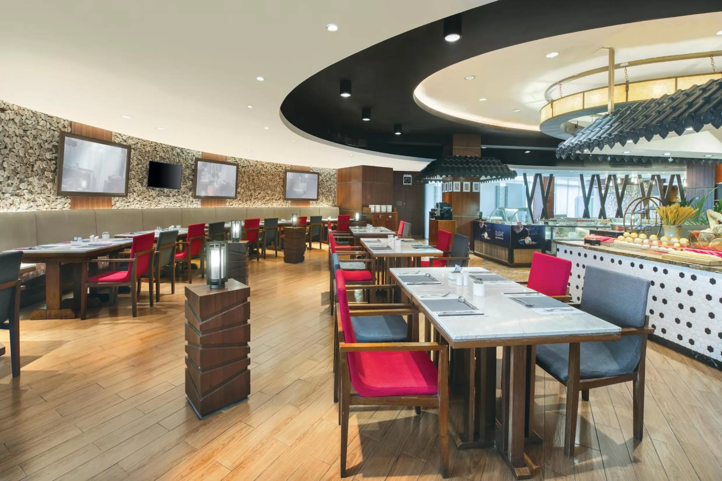 Restaurant/places to eat in Crowne Plaza Guangzhou City Centre by IHG