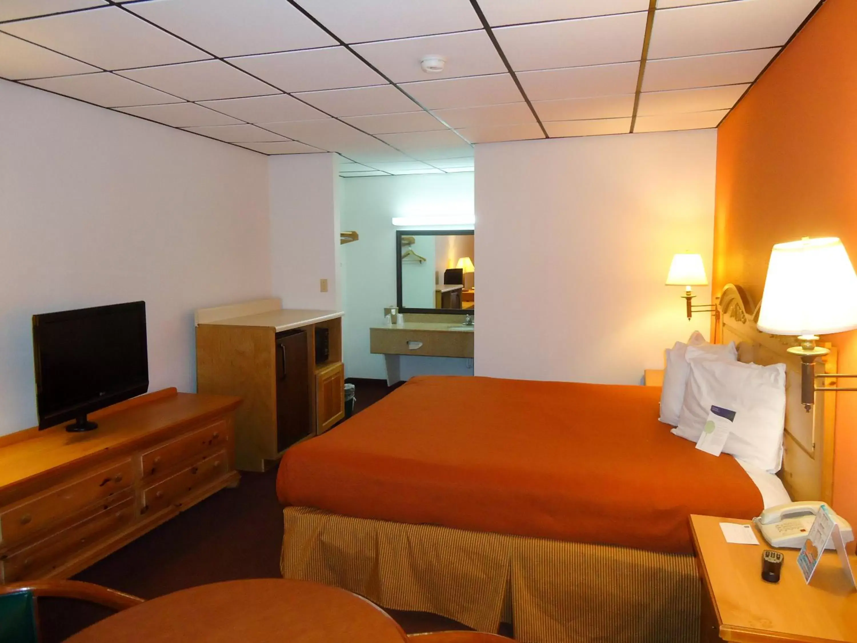 Bedroom, Bed in Motel 6-Clarksville, TN