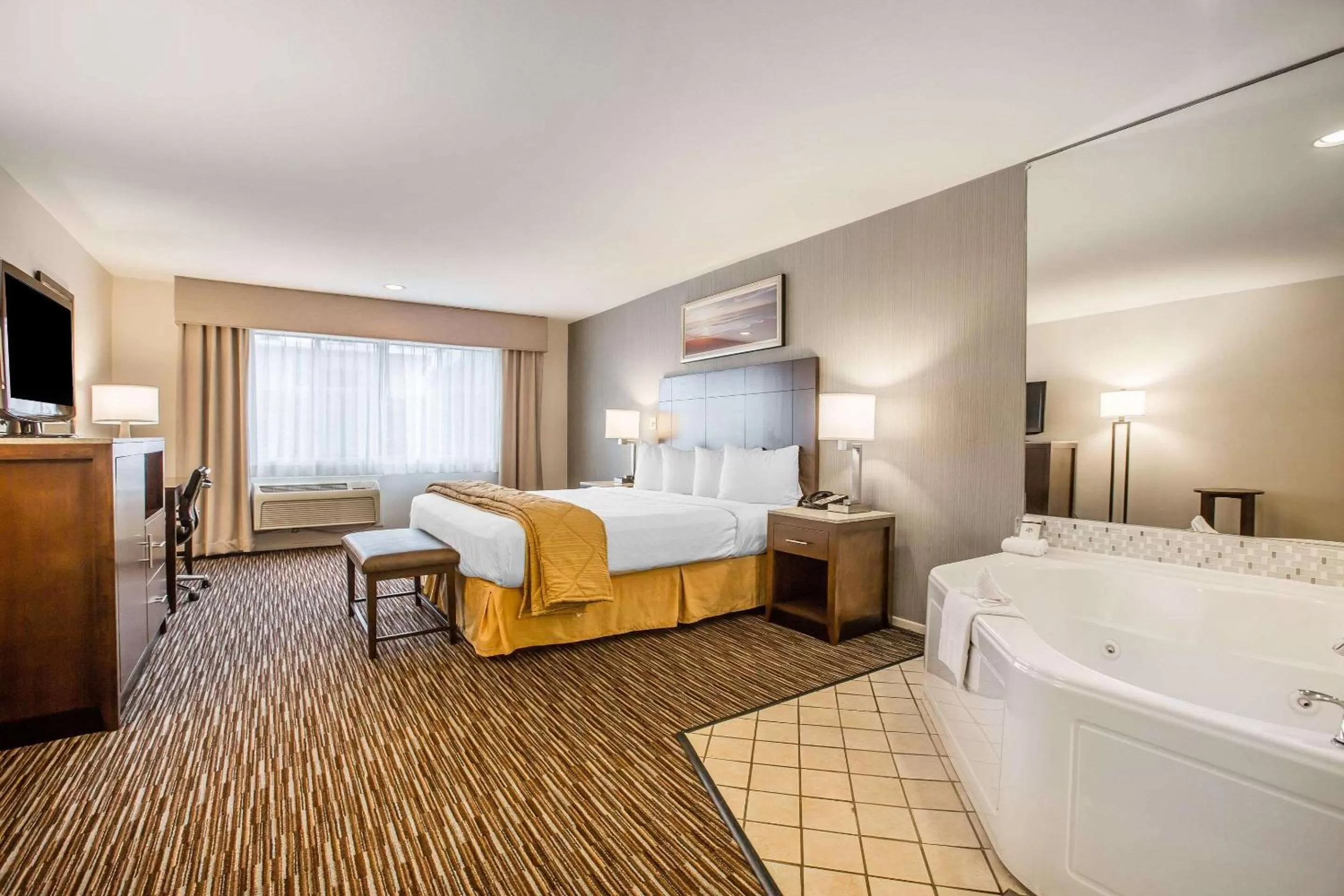 Photo of the whole room, Bed in Quality Inn & Suites Hermosa Beach