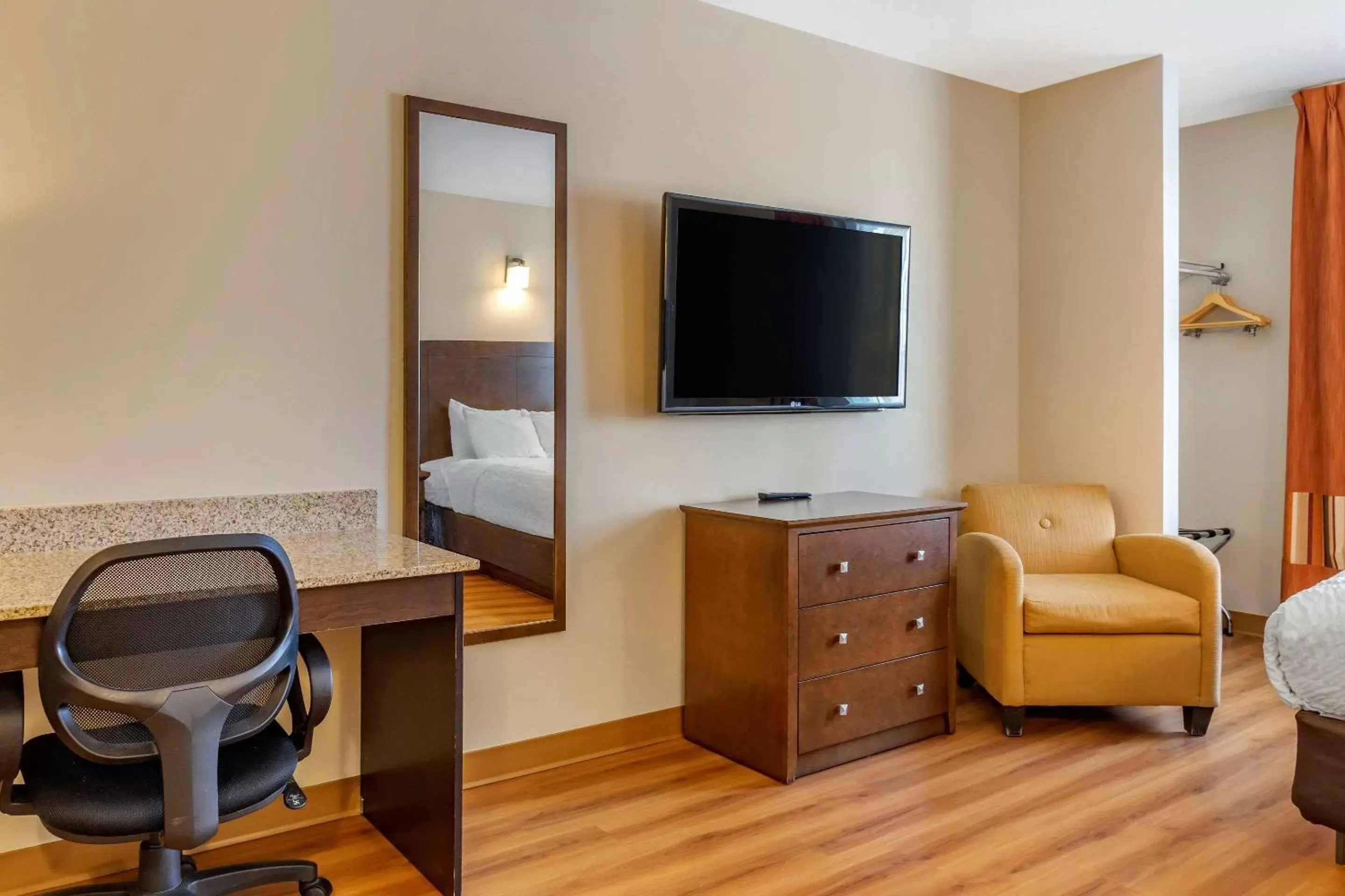 Photo of the whole room, TV/Entertainment Center in Quality Inn Winkler