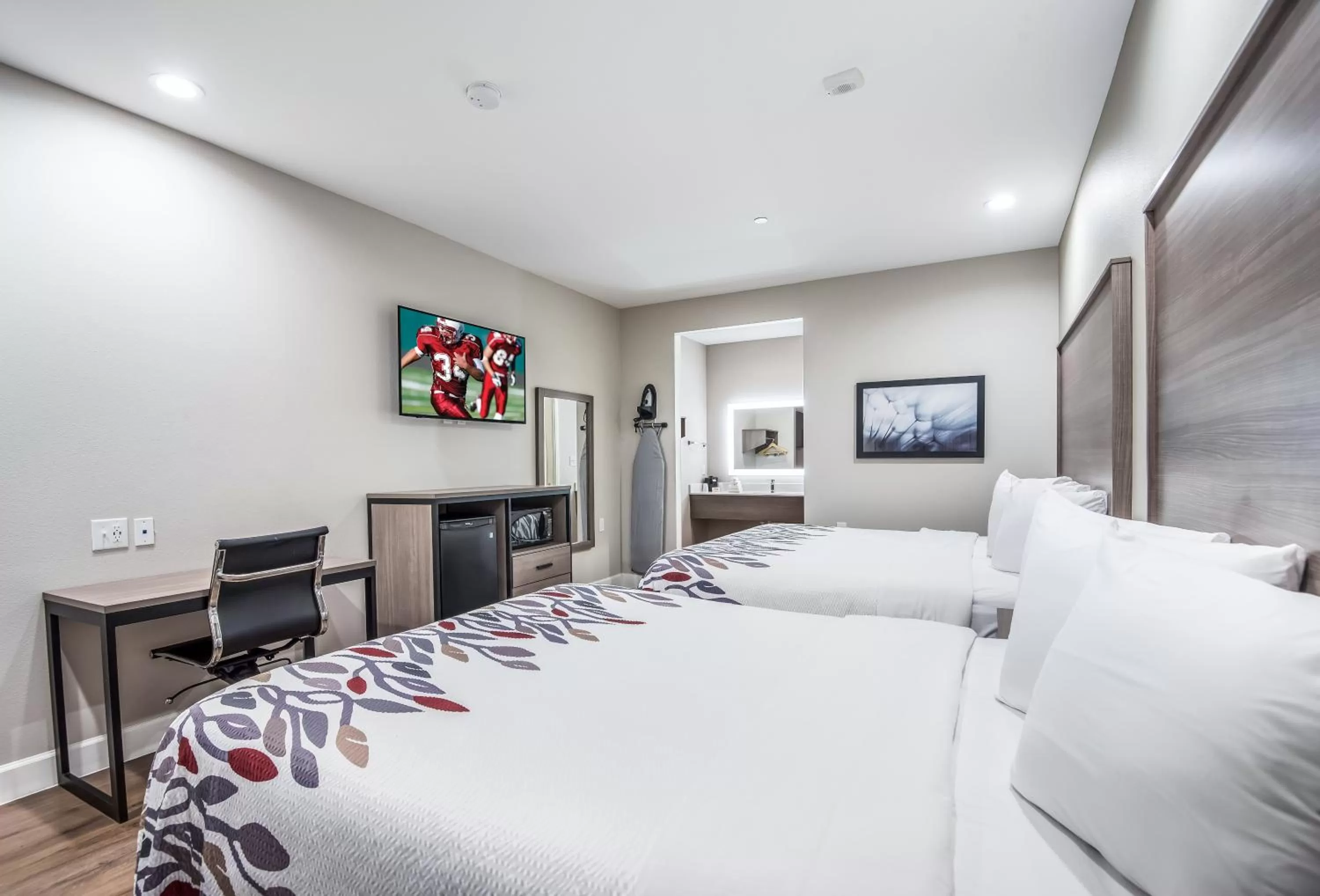 Photo of the whole room, Bed in Red Roof Inn & Suites Mobile SW - I-10