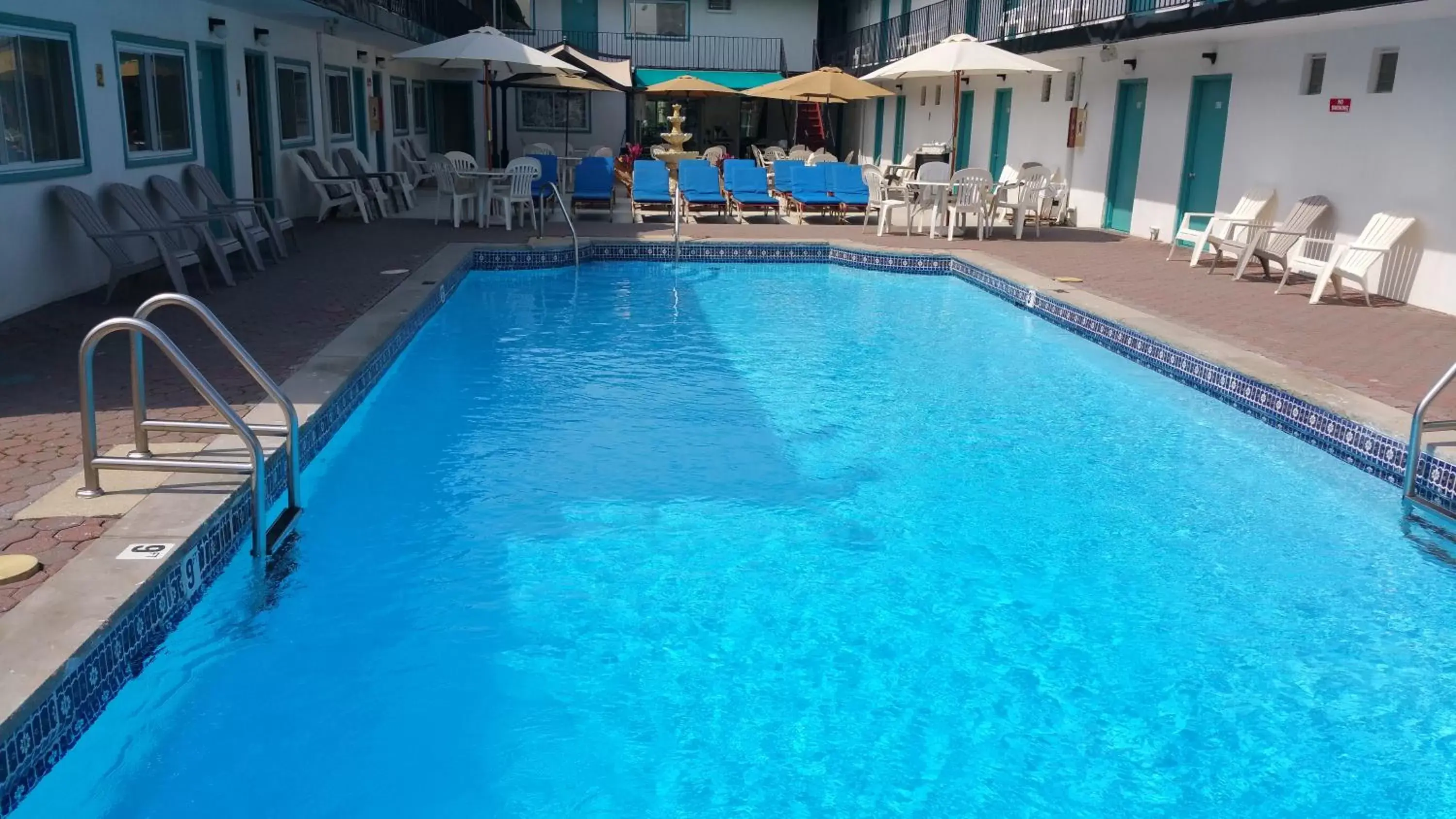 Swimming Pool in The Amethyst Beach Motel