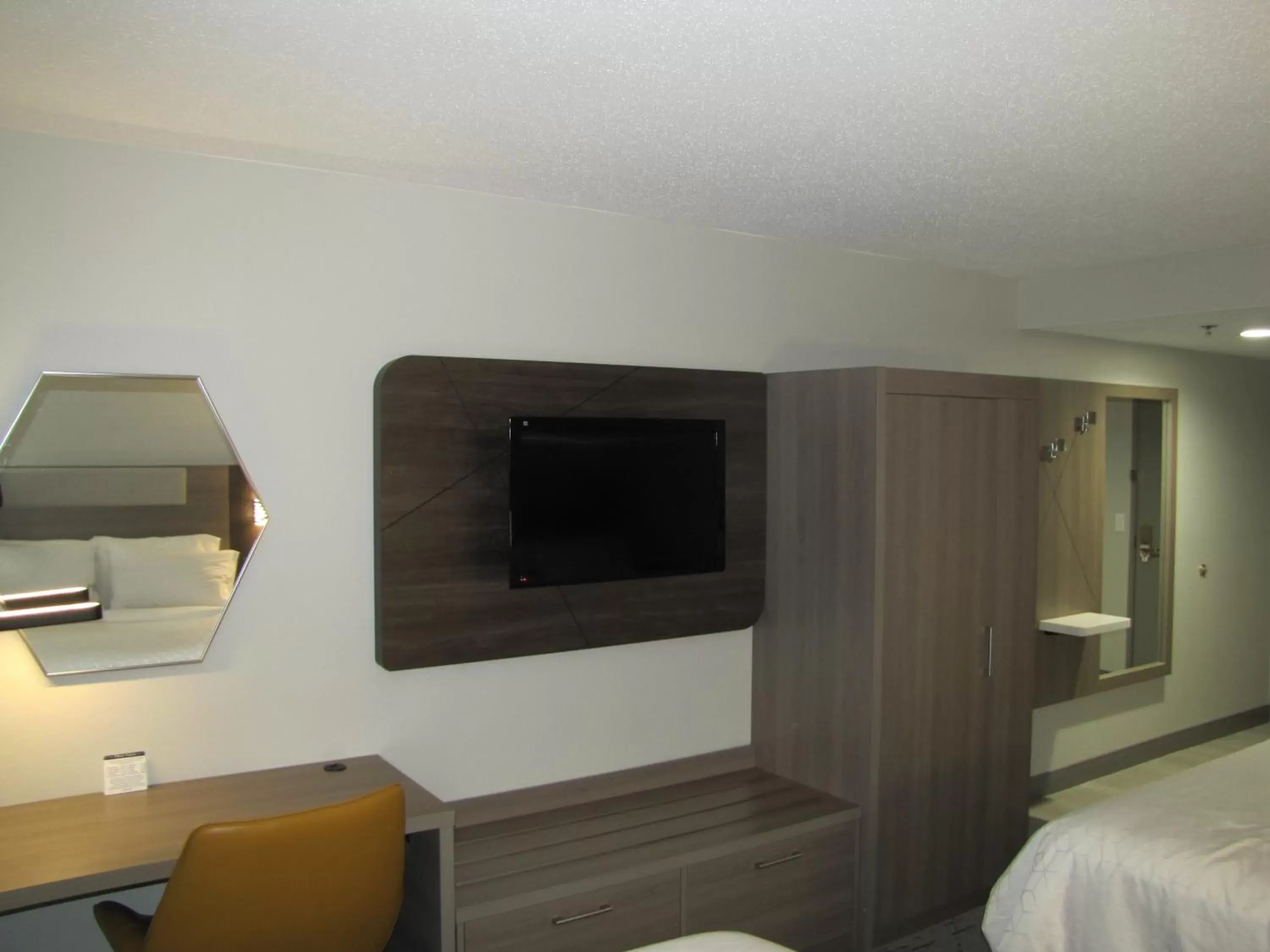 Photo of the whole room, TV/Entertainment Center in Holiday Inn Express & Suites Donegal, an IHG Hotel