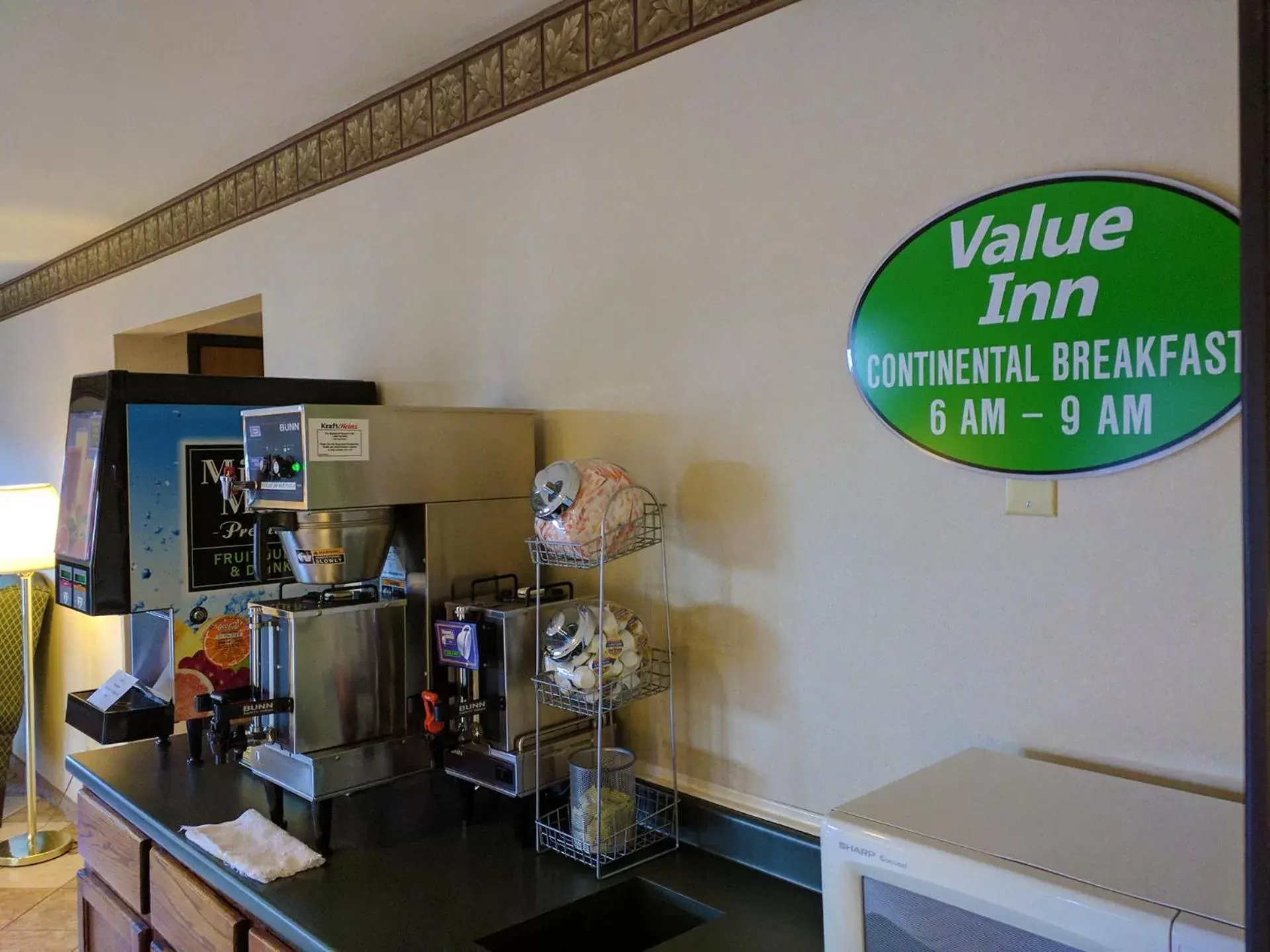 Kitchen/Kitchenette in Value Inn Harrisburg-York