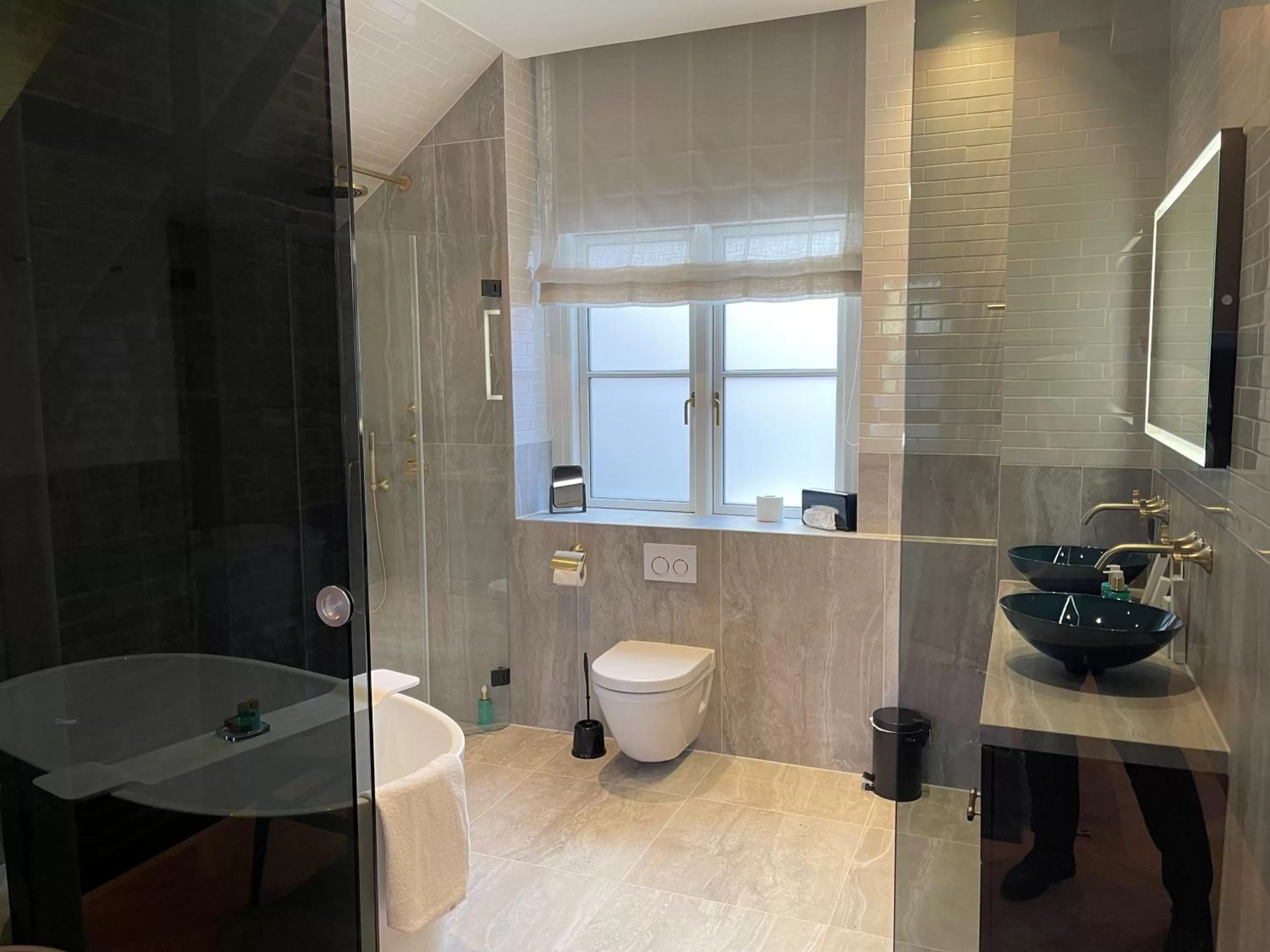 Shower in Ascot Hotel