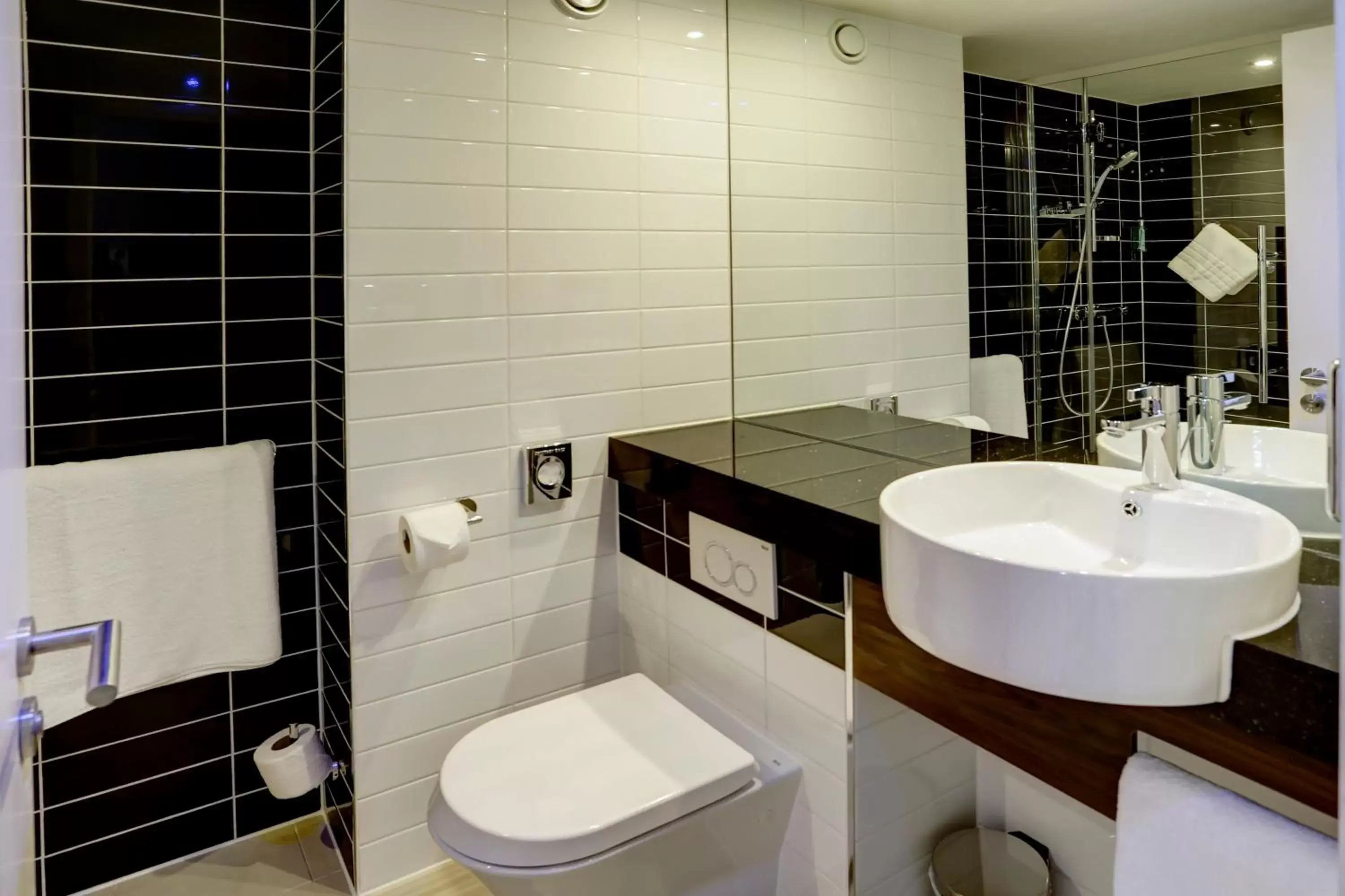 Bathroom in Holiday Inn Express London - ExCel, an IHG Hotel