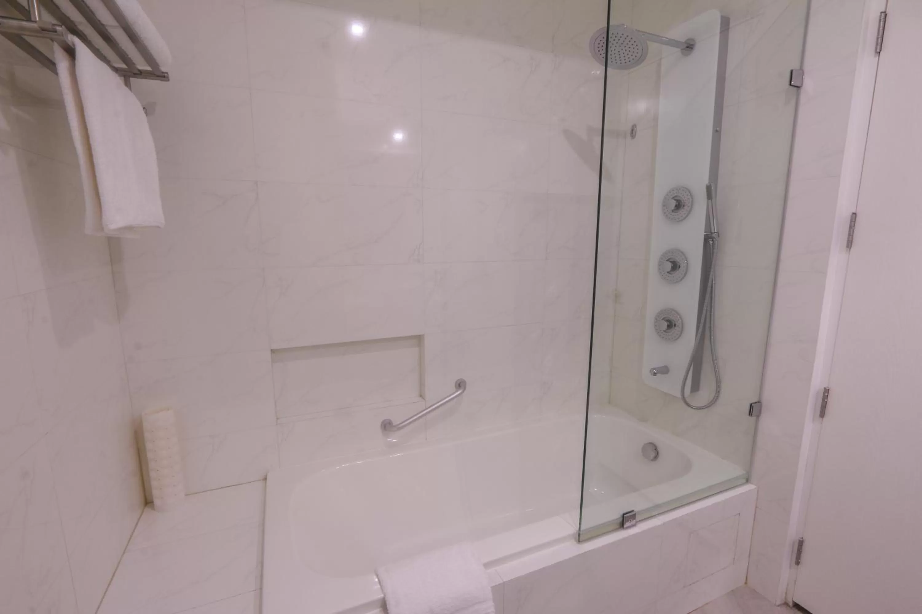 Bathroom in Hotel Carlito Tagaytay