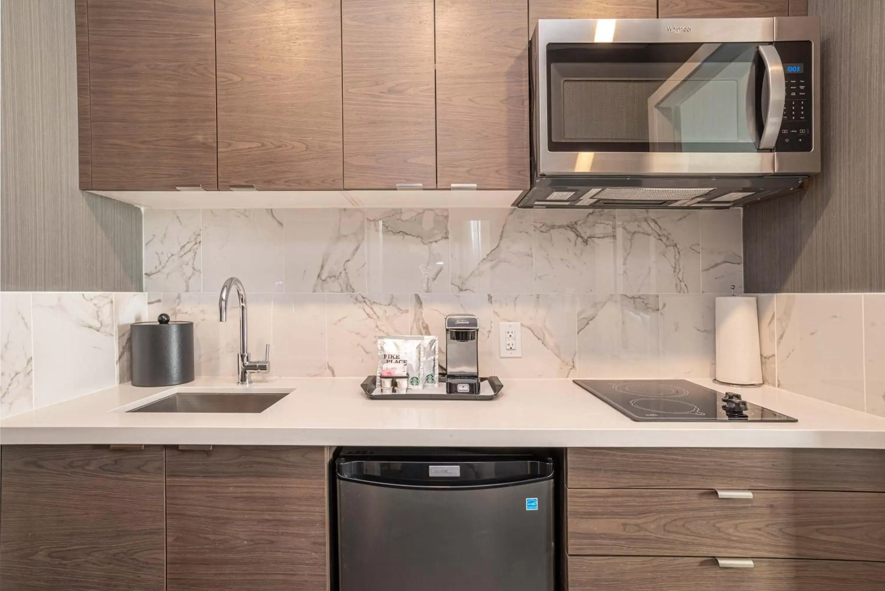 Photo of the whole room, Kitchen/Kitchenette in Sandman Signature Ottawa Airport Hotel