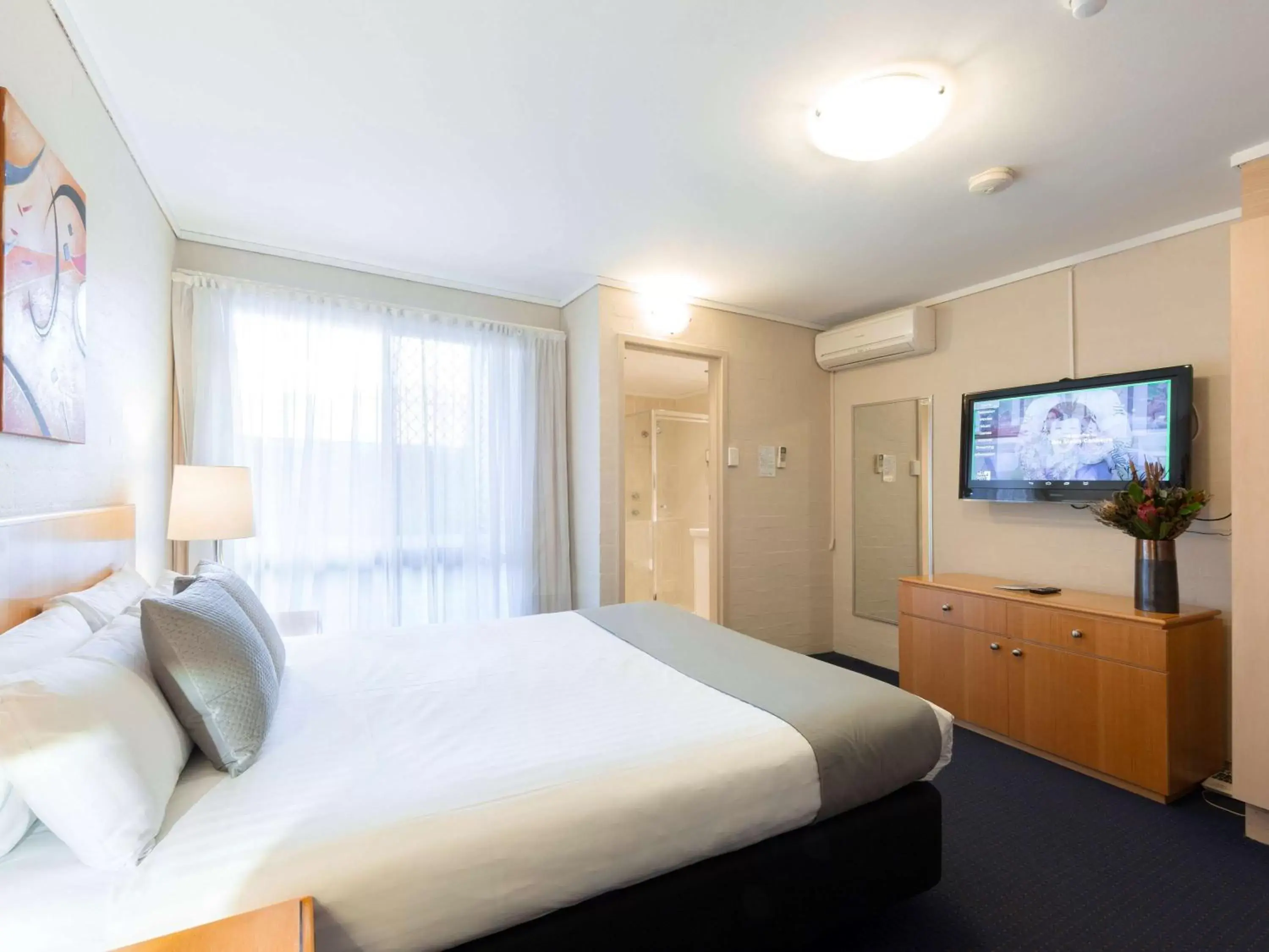 Photo of the whole room, Bed in ibis Styles Canberra