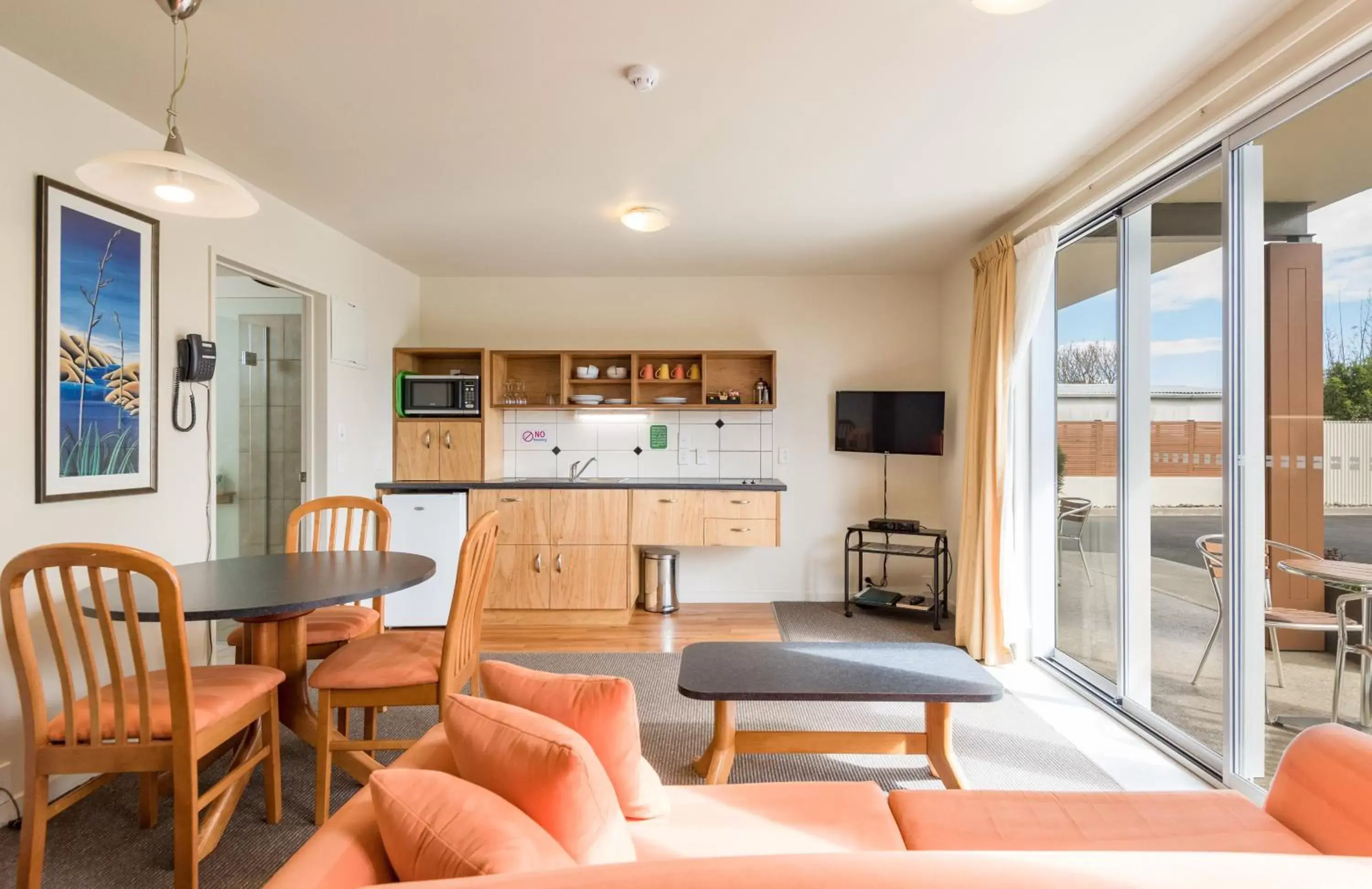 Kitchen or kitchenette, Seating Area in Parkside Motel