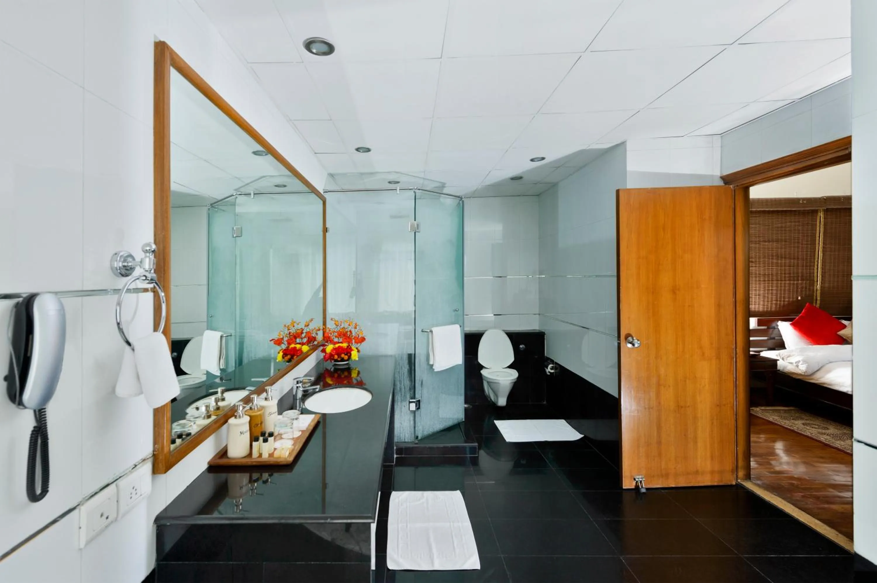 Bathroom, Bed in Solang Valley Resort