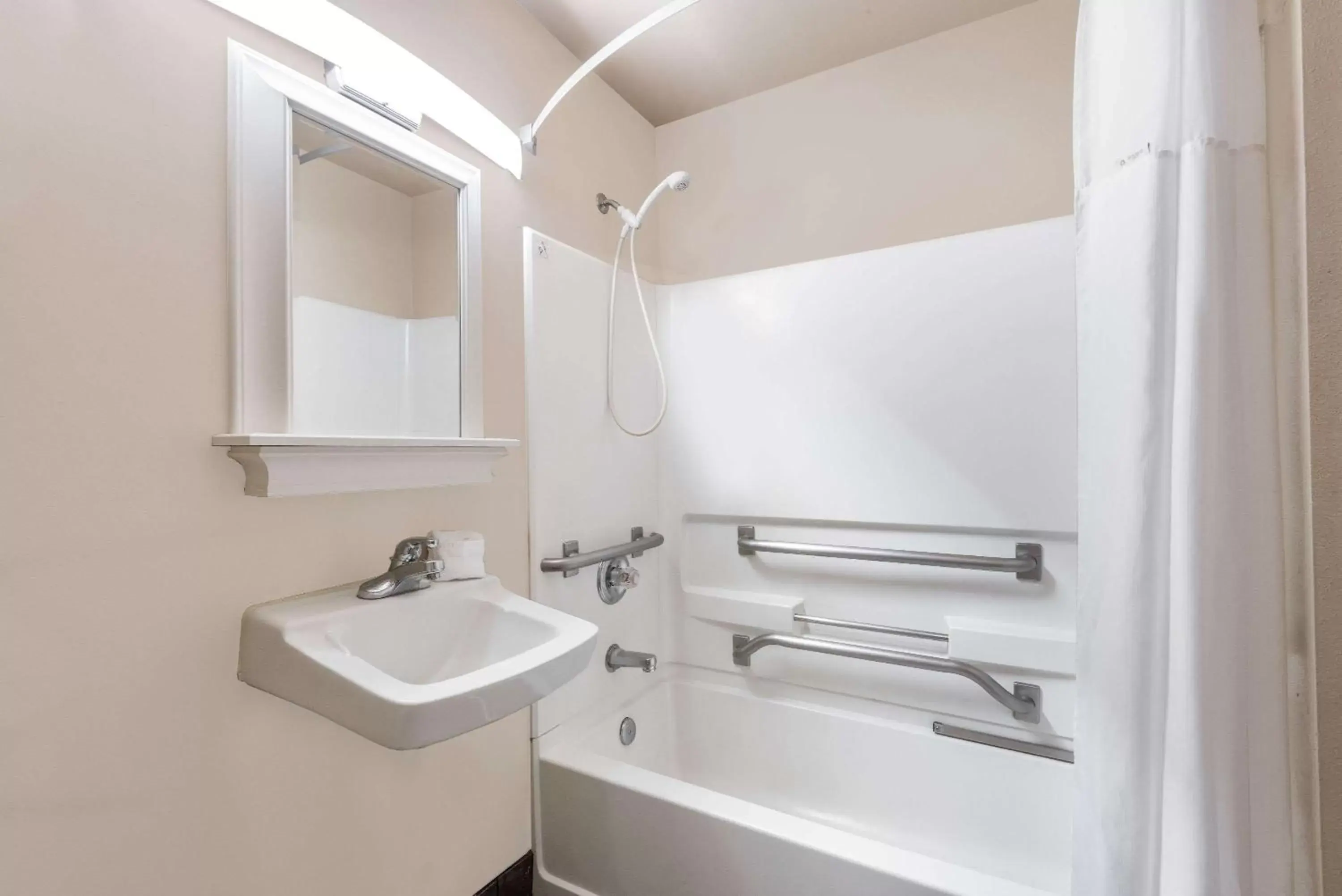 Bathroom in Days Inn & Suites by Wyndham Sellersburg