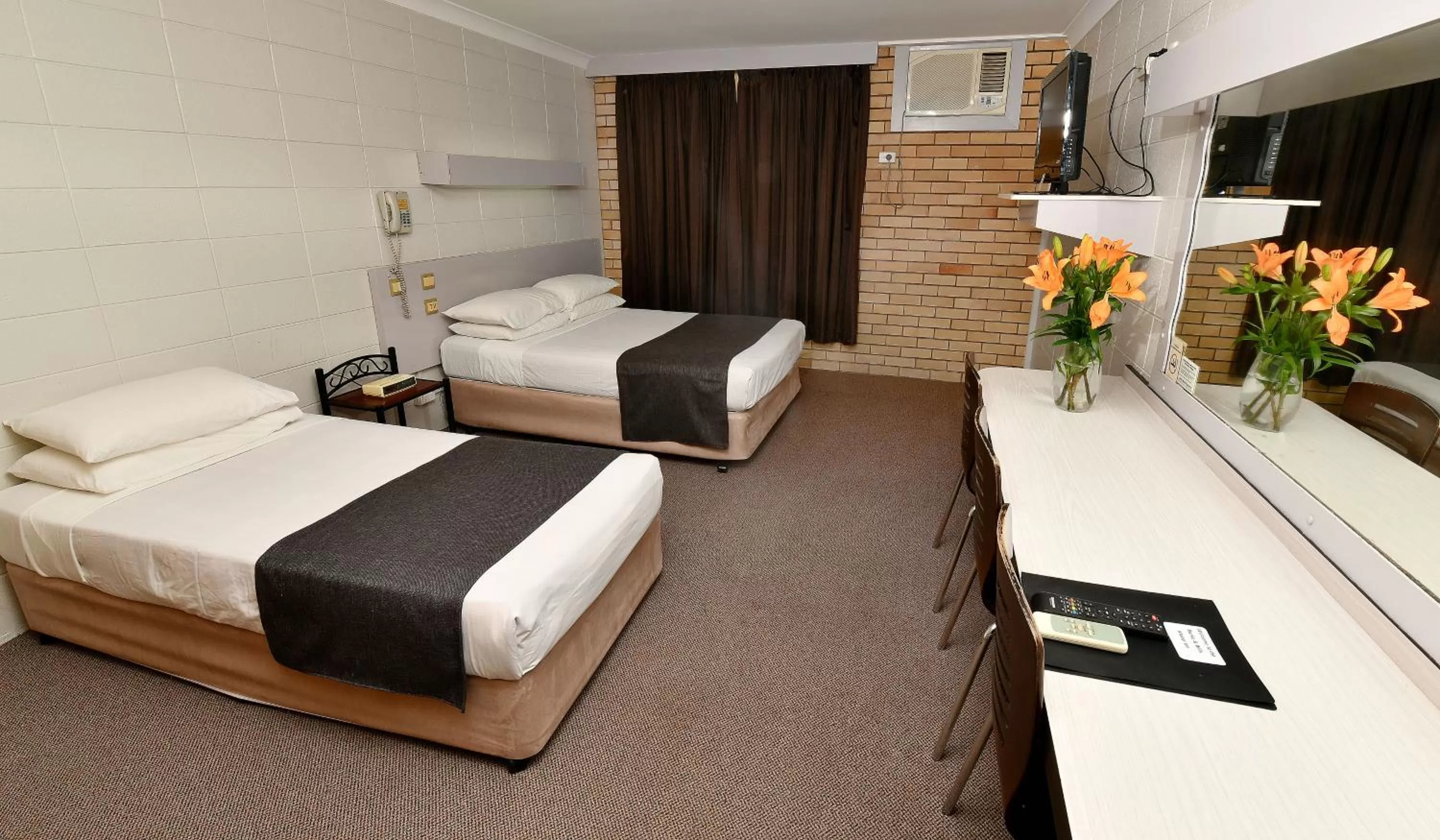 Photo of the whole room, Bed in Burke and Wills Motor Inn