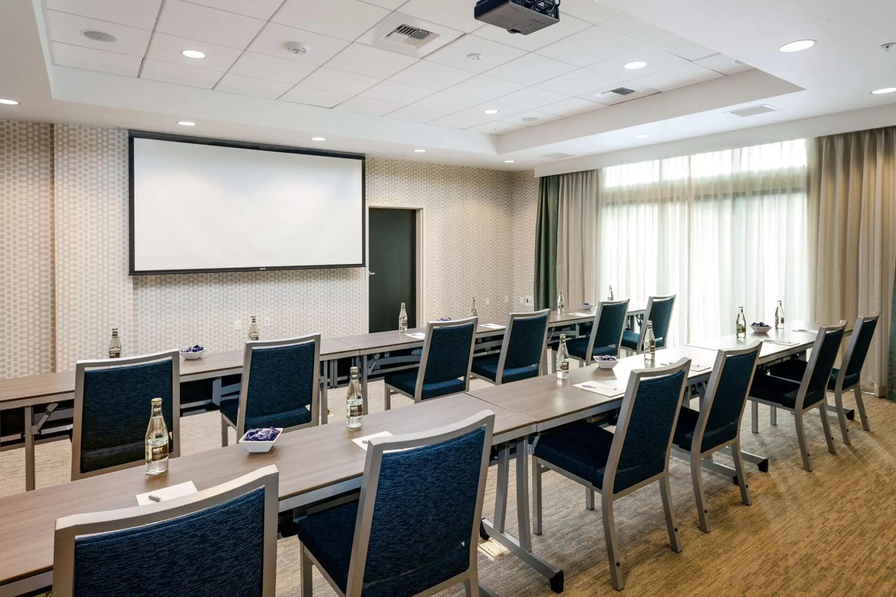 Meeting/conference room in Hampton Inn & Suites by Hilton Seattle/Northgate