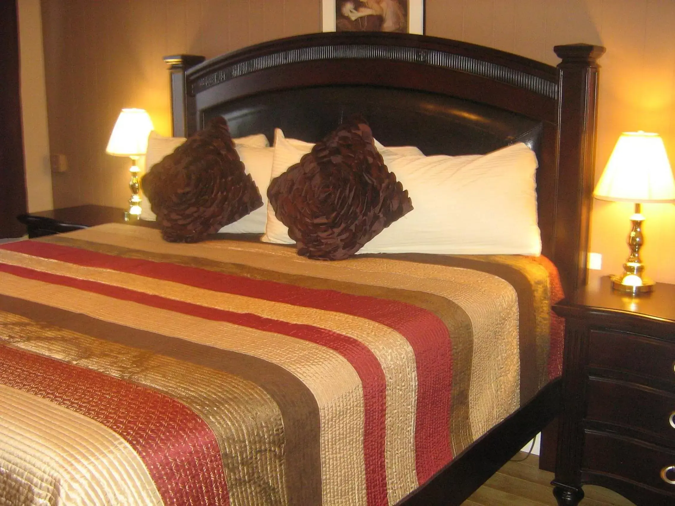 Bed in Parkway Motel & European Lodges