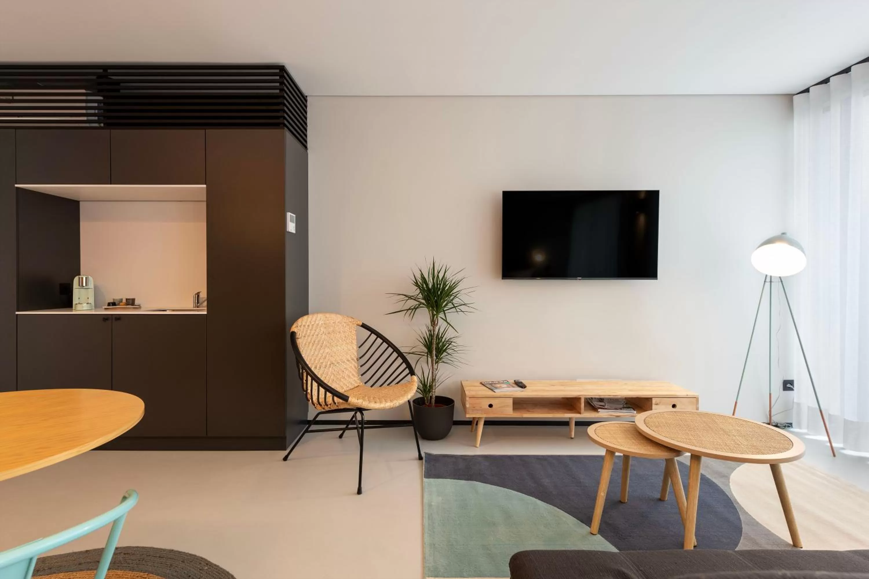 Photo of the whole room, TV/Entertainment Center in Blau 1911